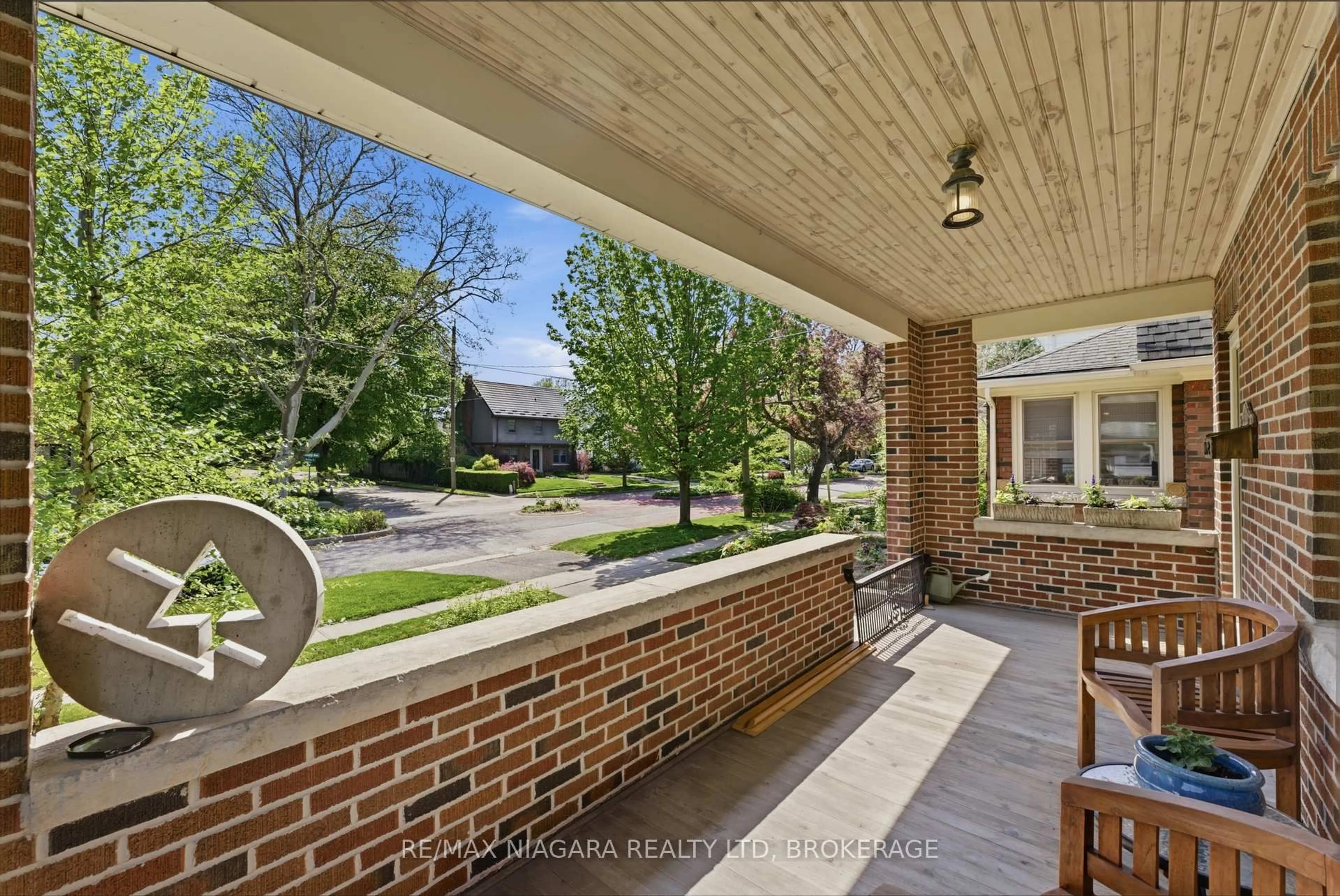 Patio, street for 17 Wolseley Ave, St. Catharines Ontario L2R 4T4