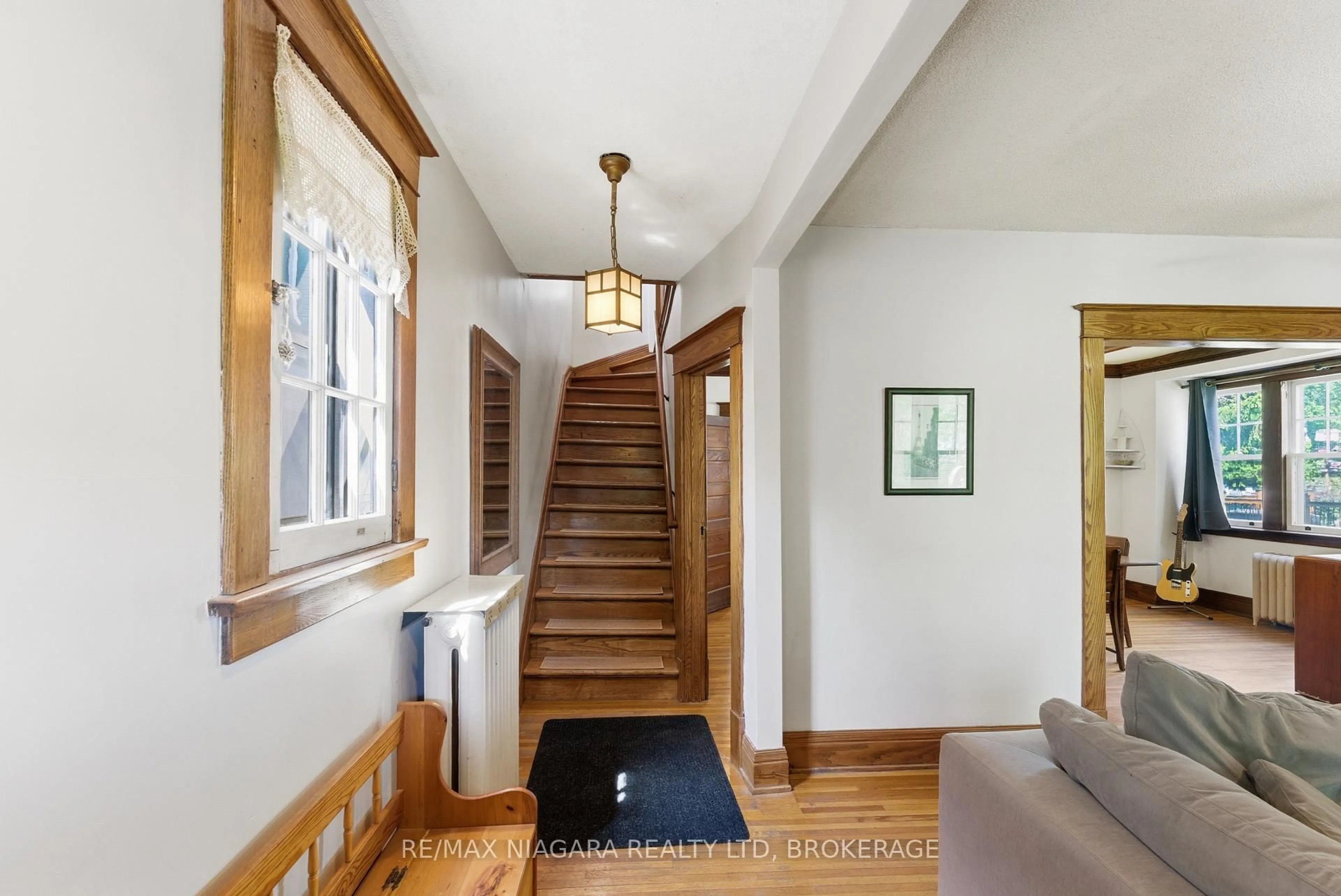 Indoor entryway for 17 Wolseley Ave, St. Catharines Ontario L2R 4T4