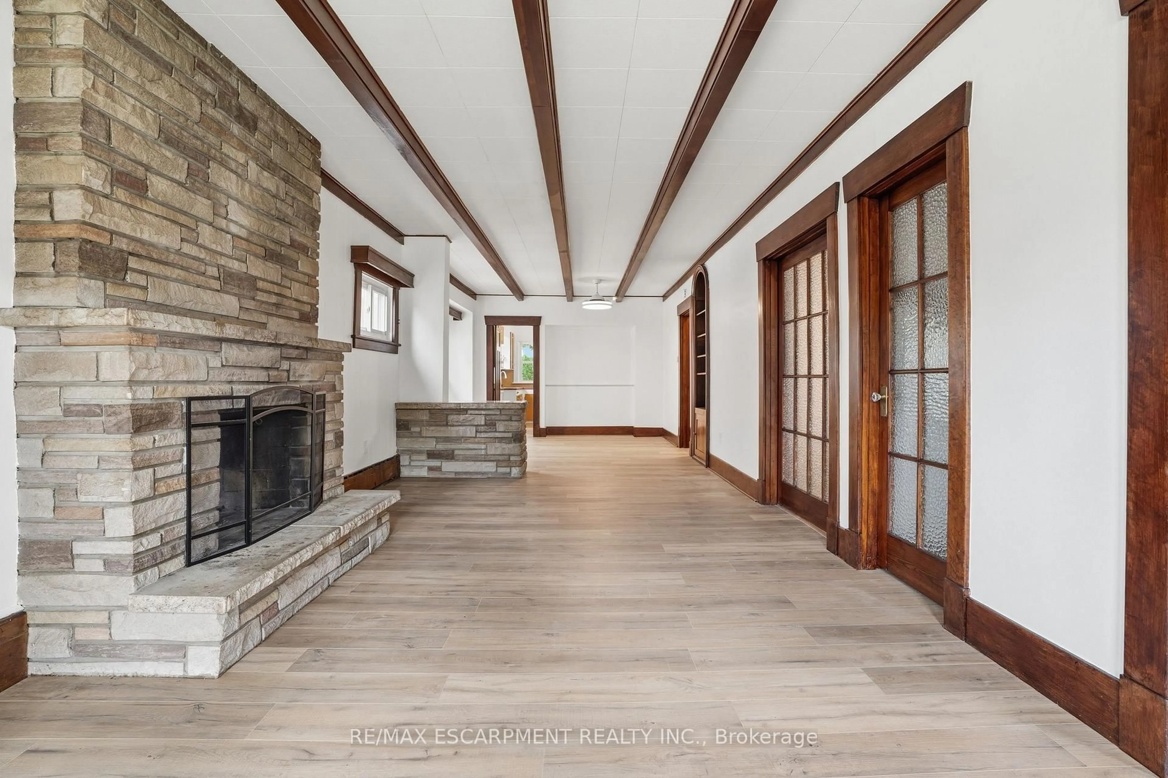 Indoor foyer for 167 Balmoral Ave, Hamilton Ontario L8M 3K2