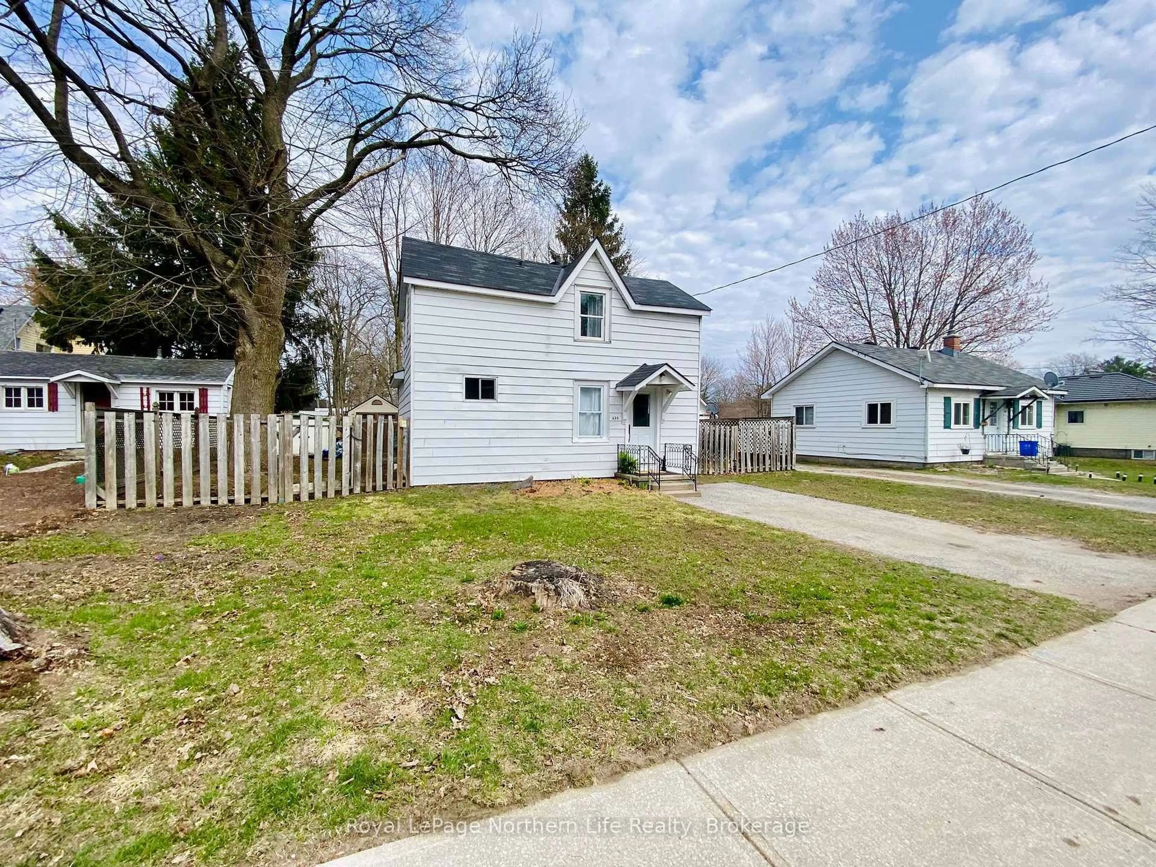 A pic from outside/outdoor area/front of a property/back of a property/a pic from drone, street for 630 First St, Gravenhurst Ontario P1P 1K1