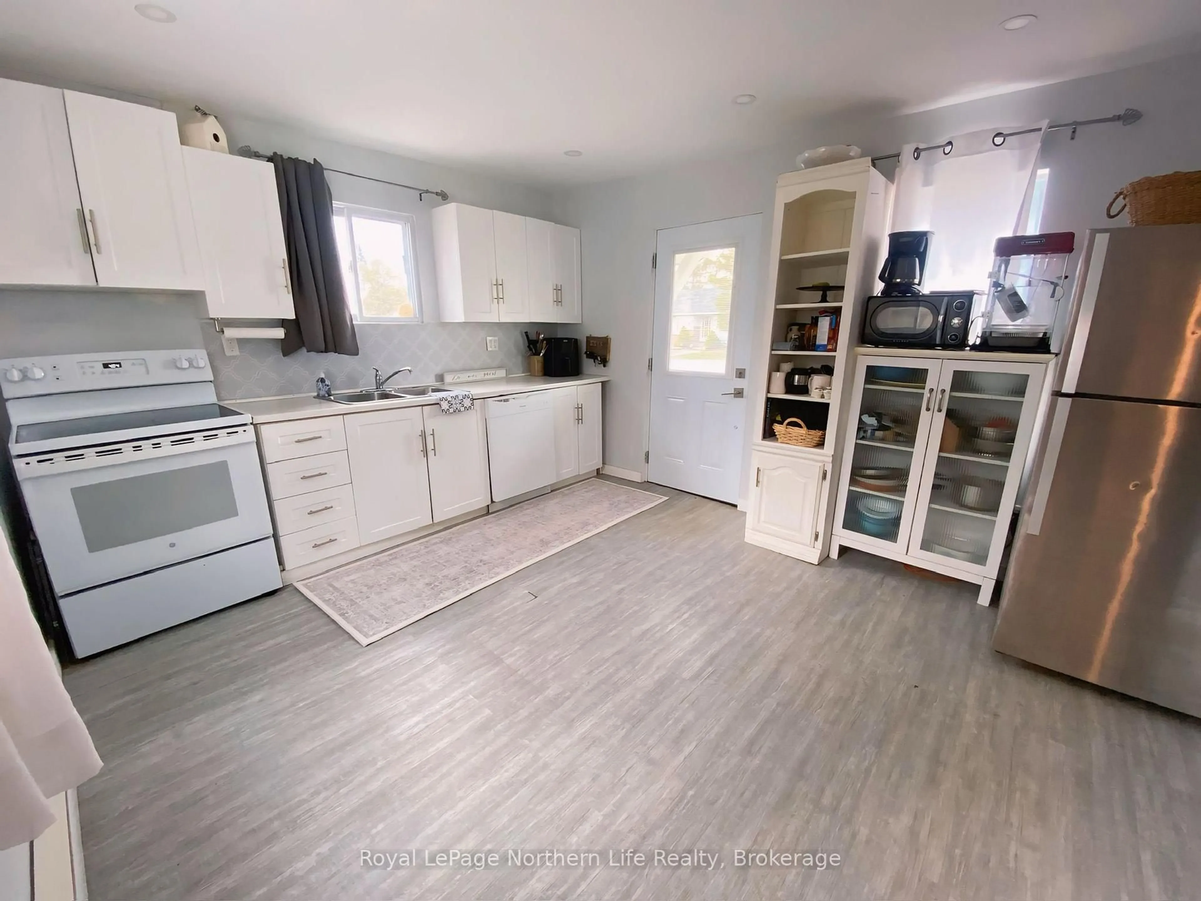 Standard kitchen, unknown for 630 First St, Gravenhurst Ontario P1P 1K1