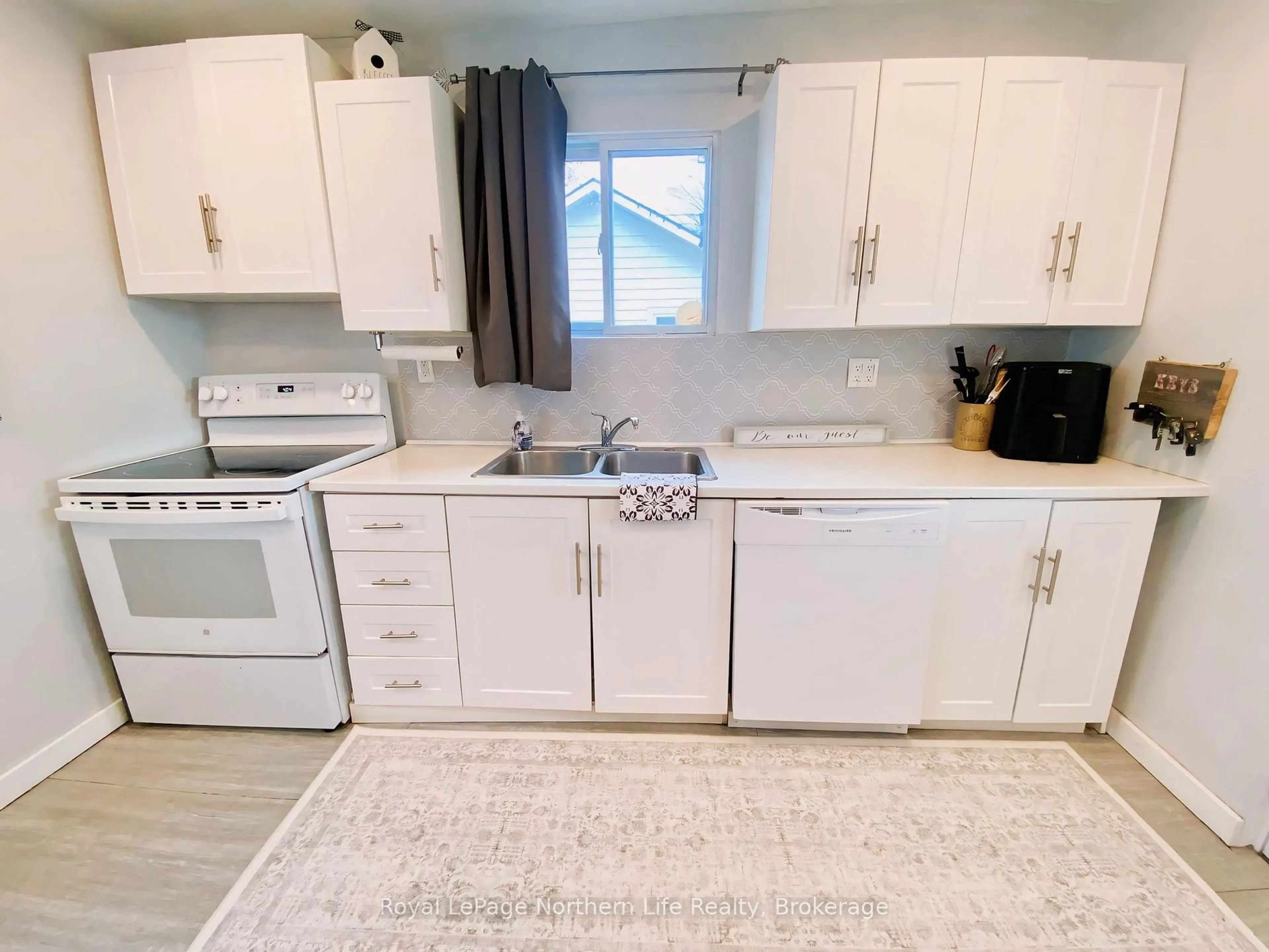 Standard kitchen, unknown for 630 First St, Gravenhurst Ontario P1P 1K1