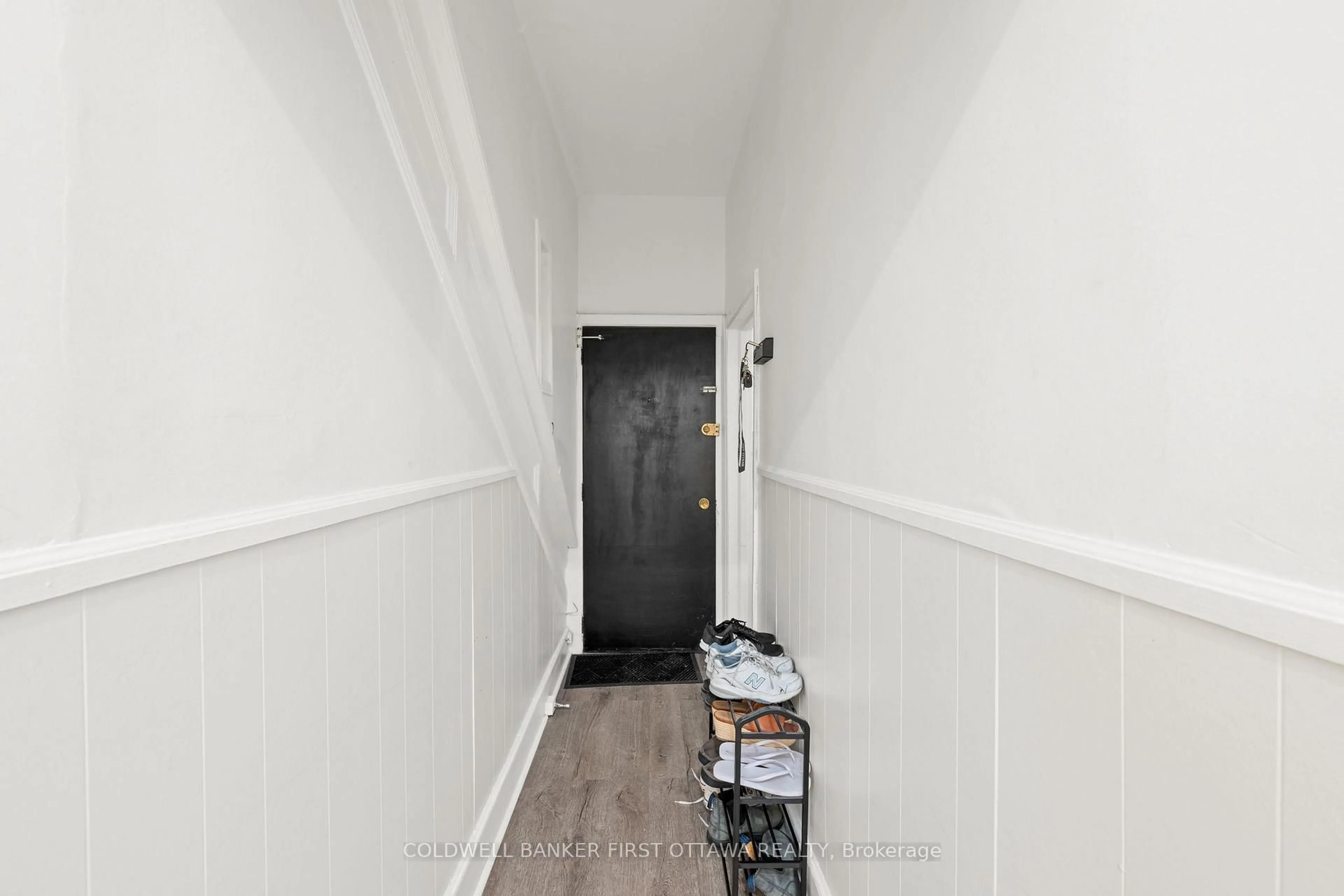 Indoor entryway for 277 Arlington Ave, Ottawa Ontario K1R 5T1