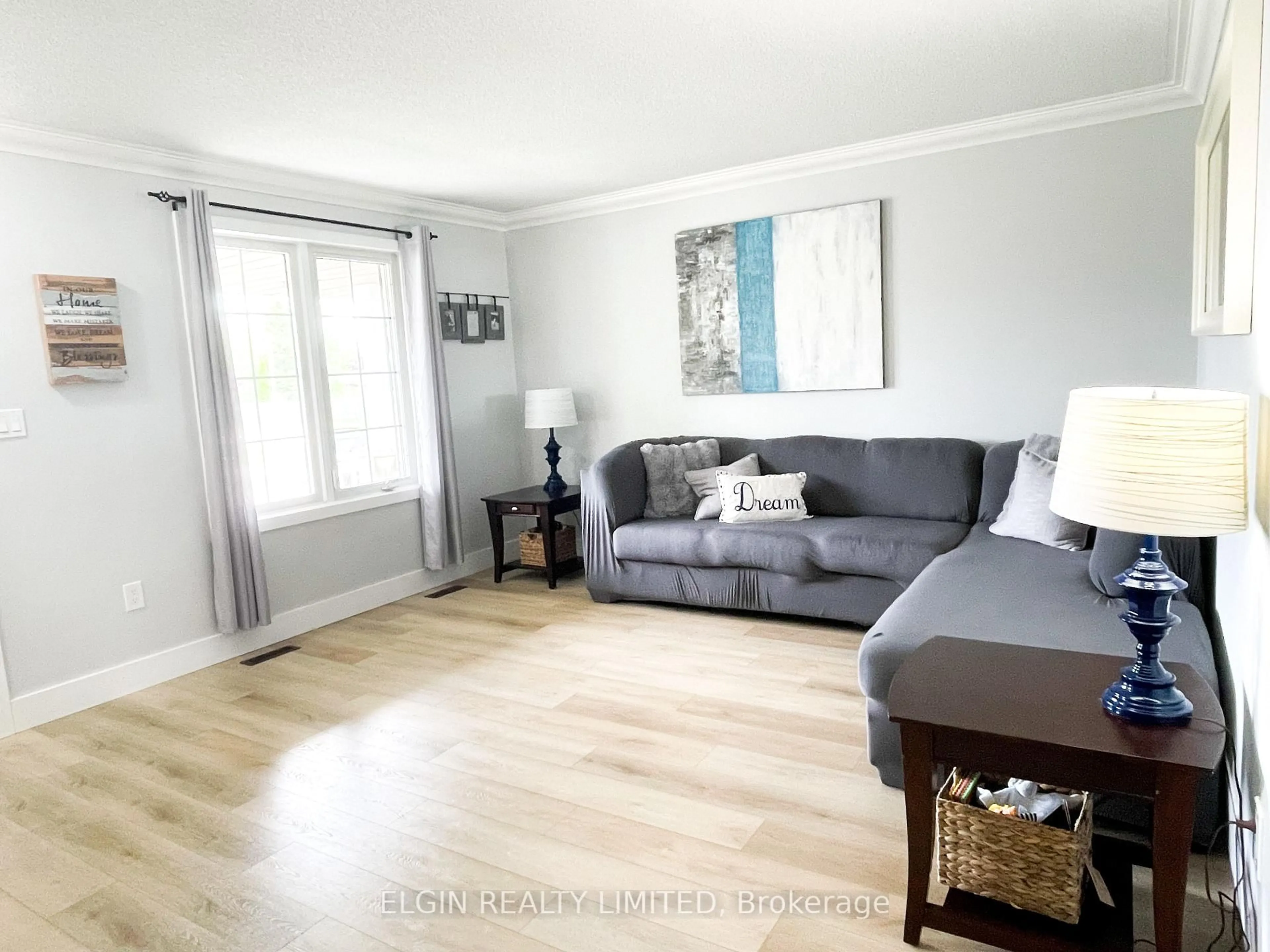 Living room with furniture, wood/laminate floor for 629 HIghview Dr, St. Thomas Ontario N5H 3W3