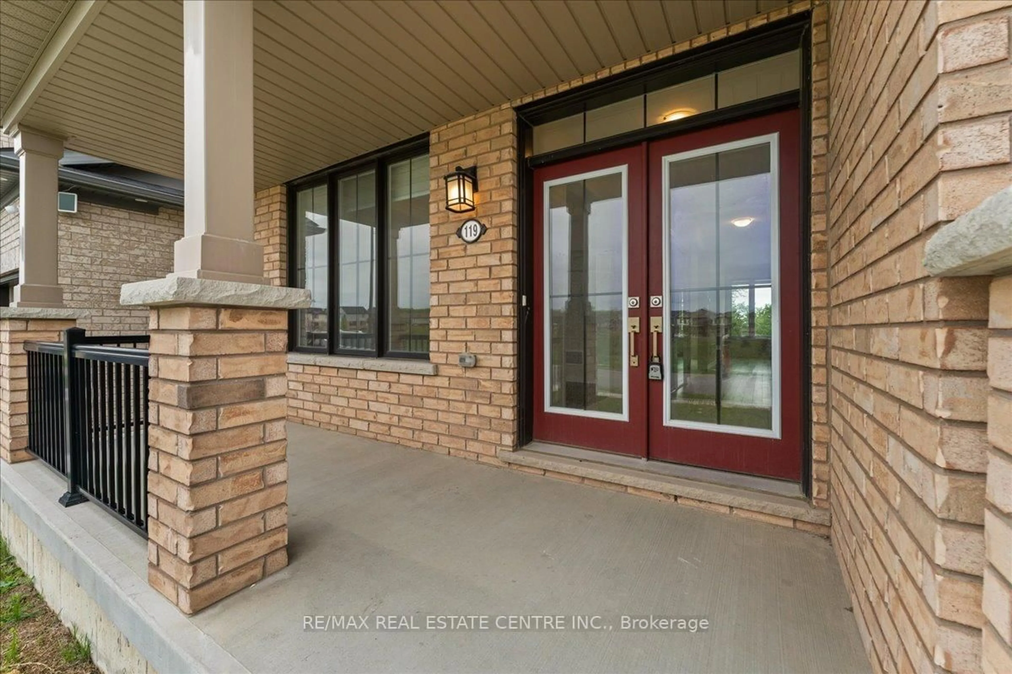 Indoor entryway for 119 Cuesta Hts, Hamilton Ontario L8J 0M2