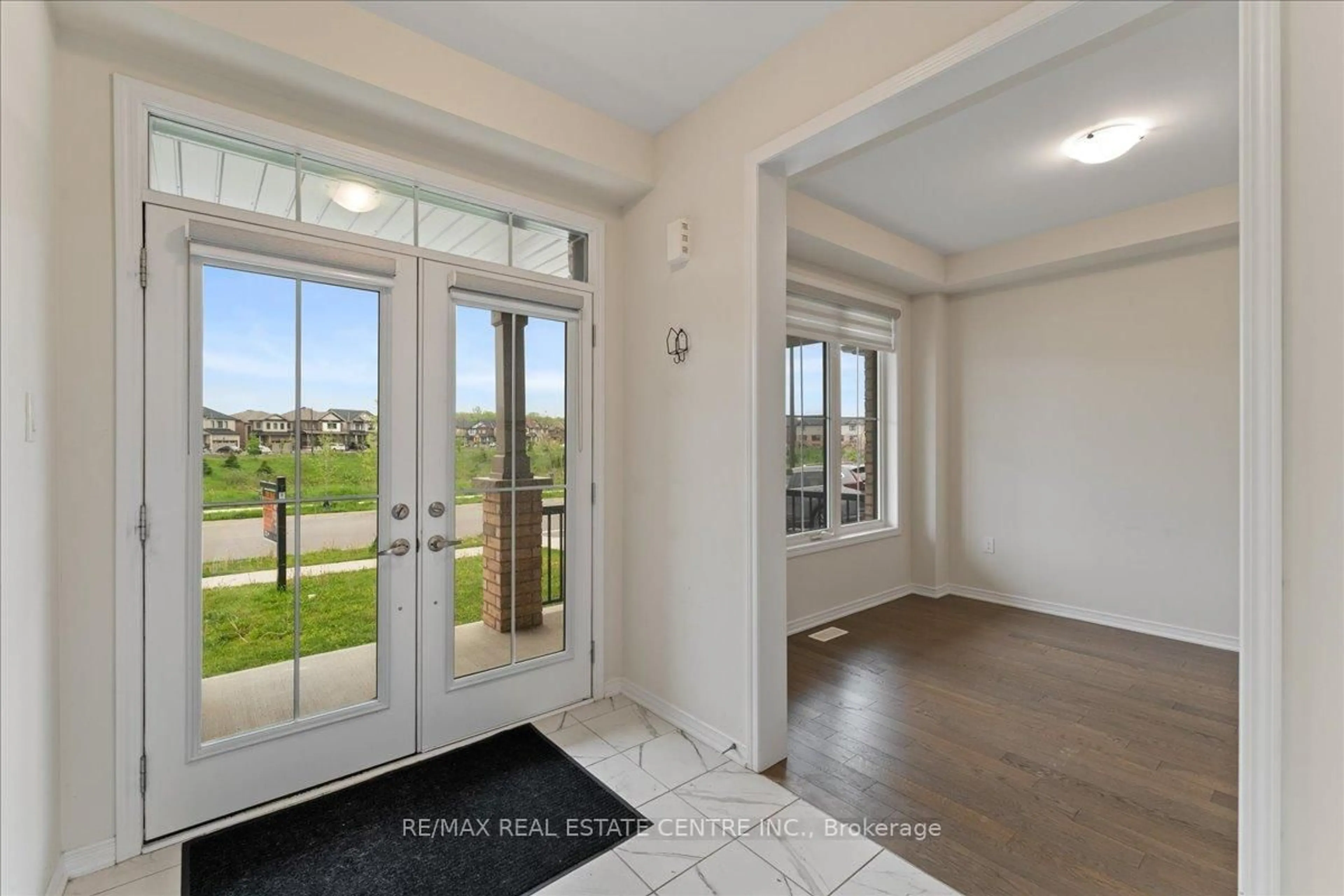 Indoor entryway for 119 Cuesta Hts, Hamilton Ontario L8J 0M2