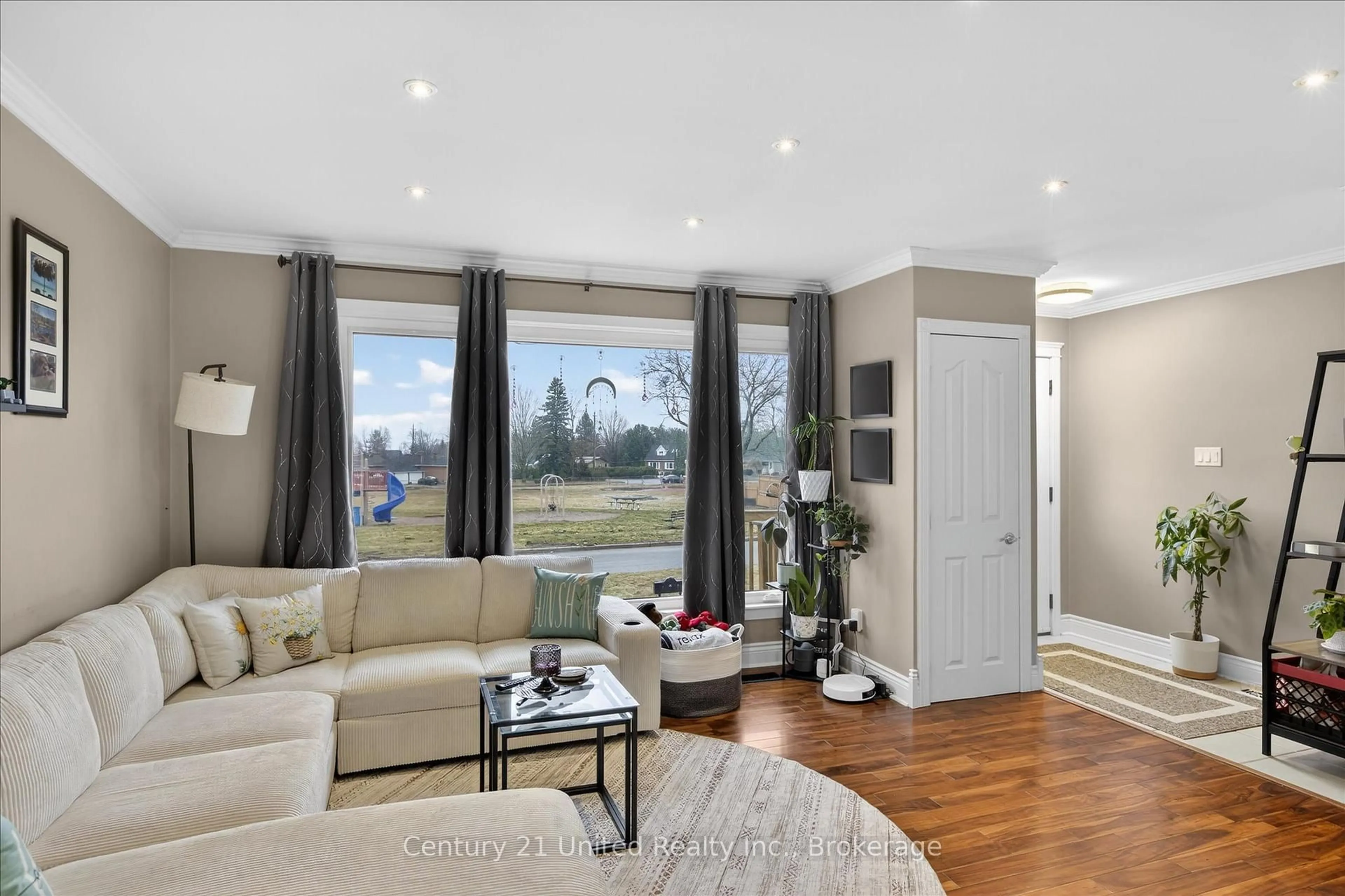 Living room with furniture, wood/laminate floor for 578 Hillside St, Peterborough Ontario K9H 5N6