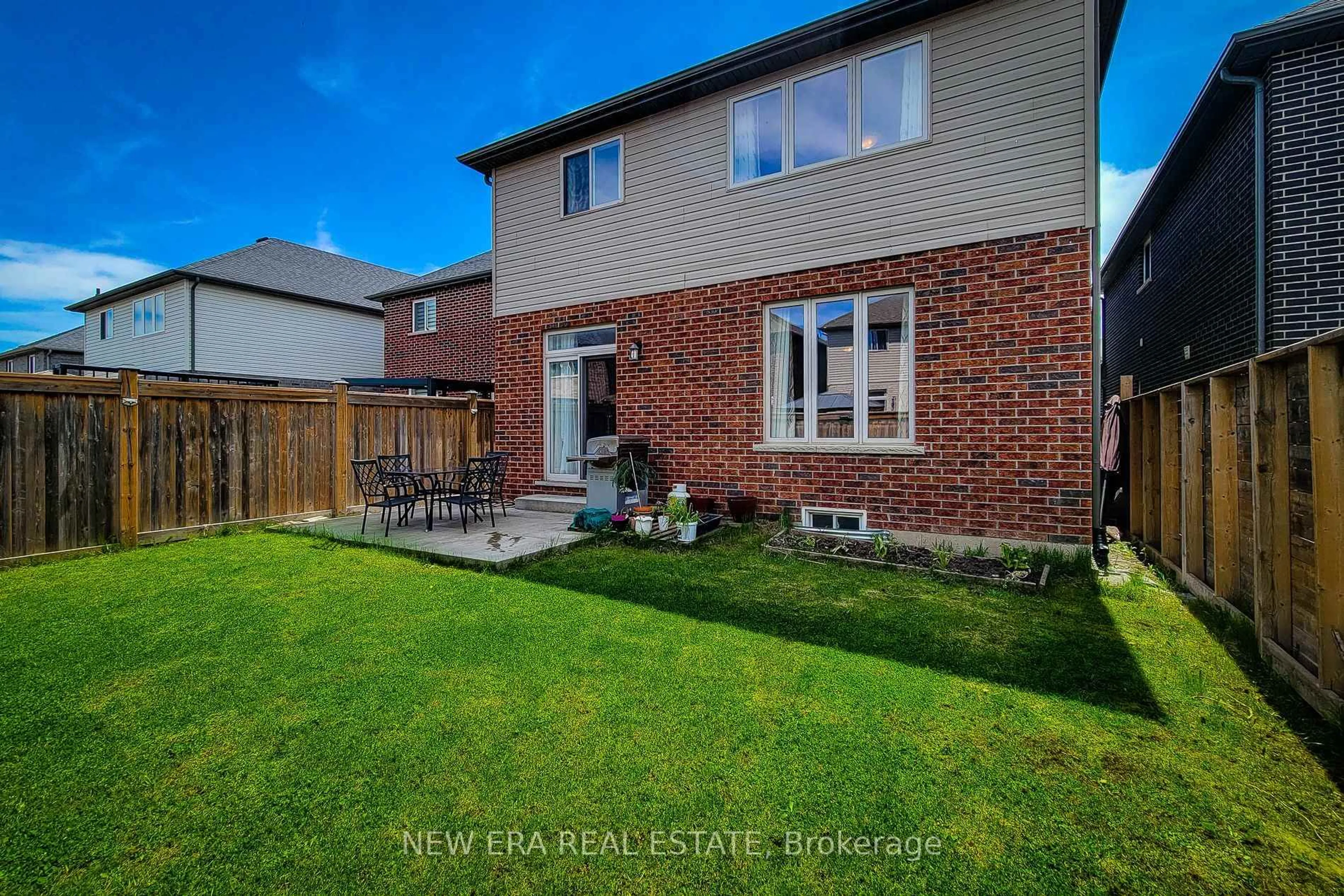 A pic from outside/outdoor area/front of a property/back of a property/a pic from drone, street for 40 Fairgrounds Dr, Hamilton Ontario L0R 1C0