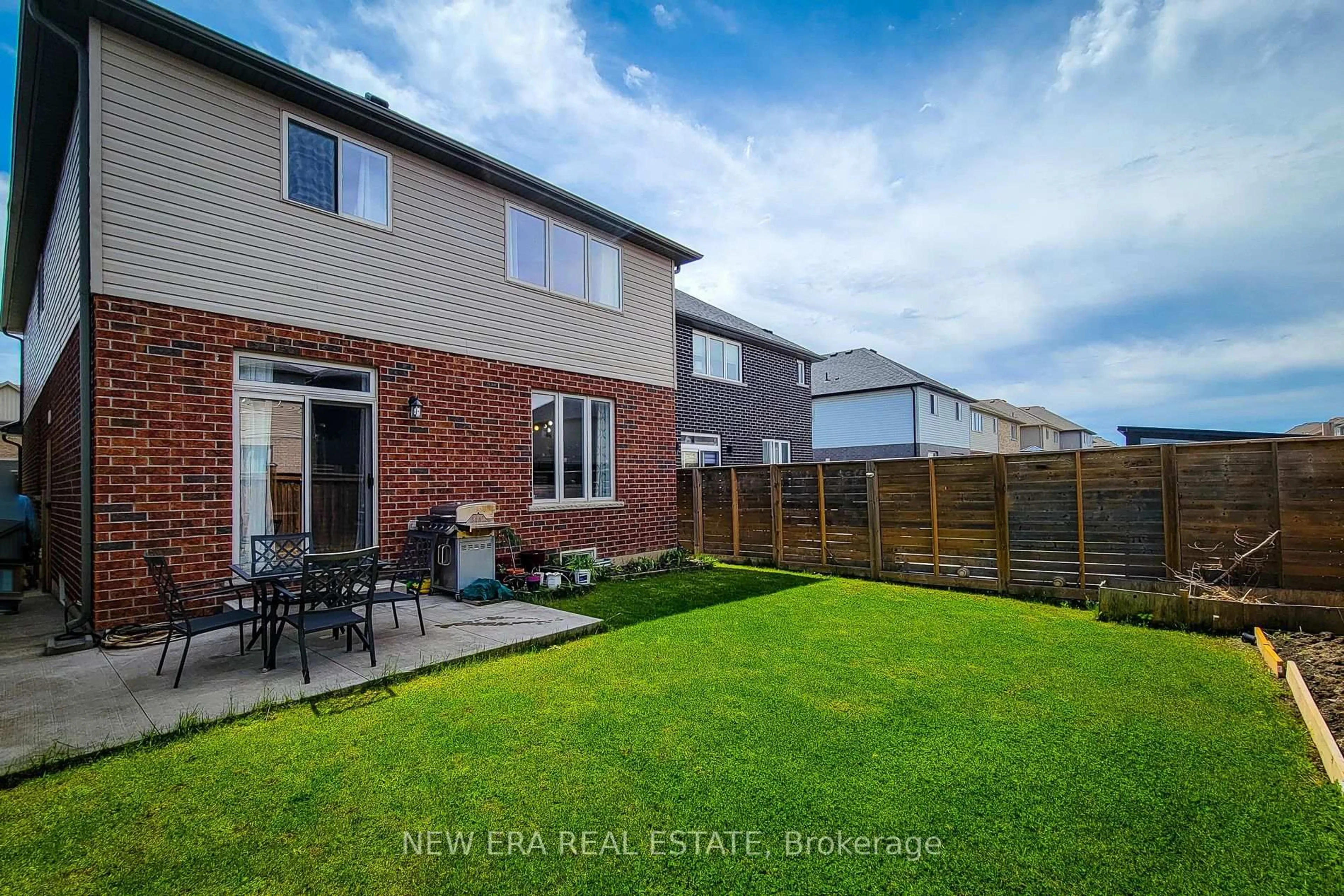 A pic from outside/outdoor area/front of a property/back of a property/a pic from drone, unknown for 40 Fairgrounds Dr, Hamilton Ontario L0R 1C0