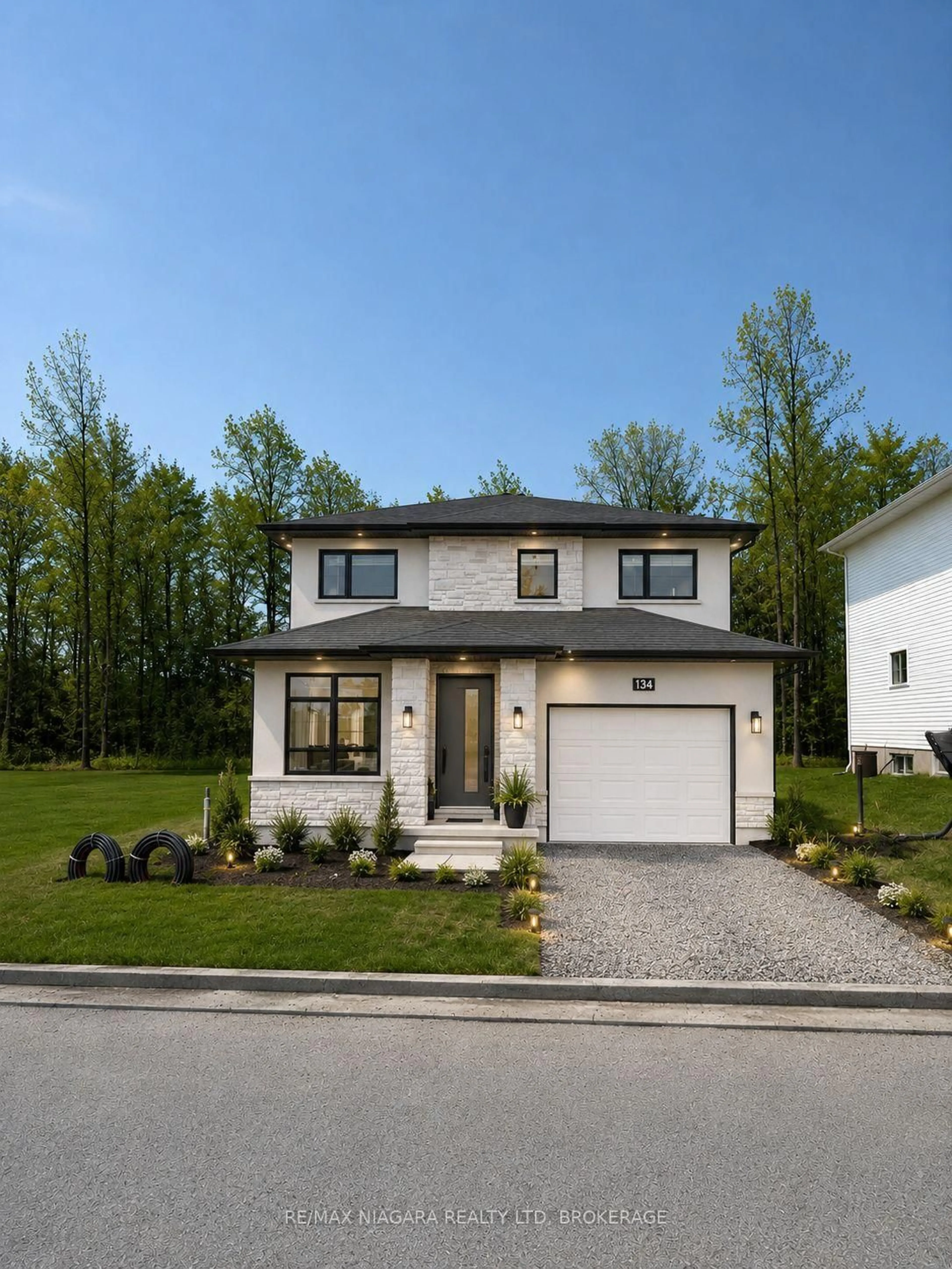 Home with vinyl exterior material, street for 150 HODGKINS Ave, Thorold Ontario L2V 1M1