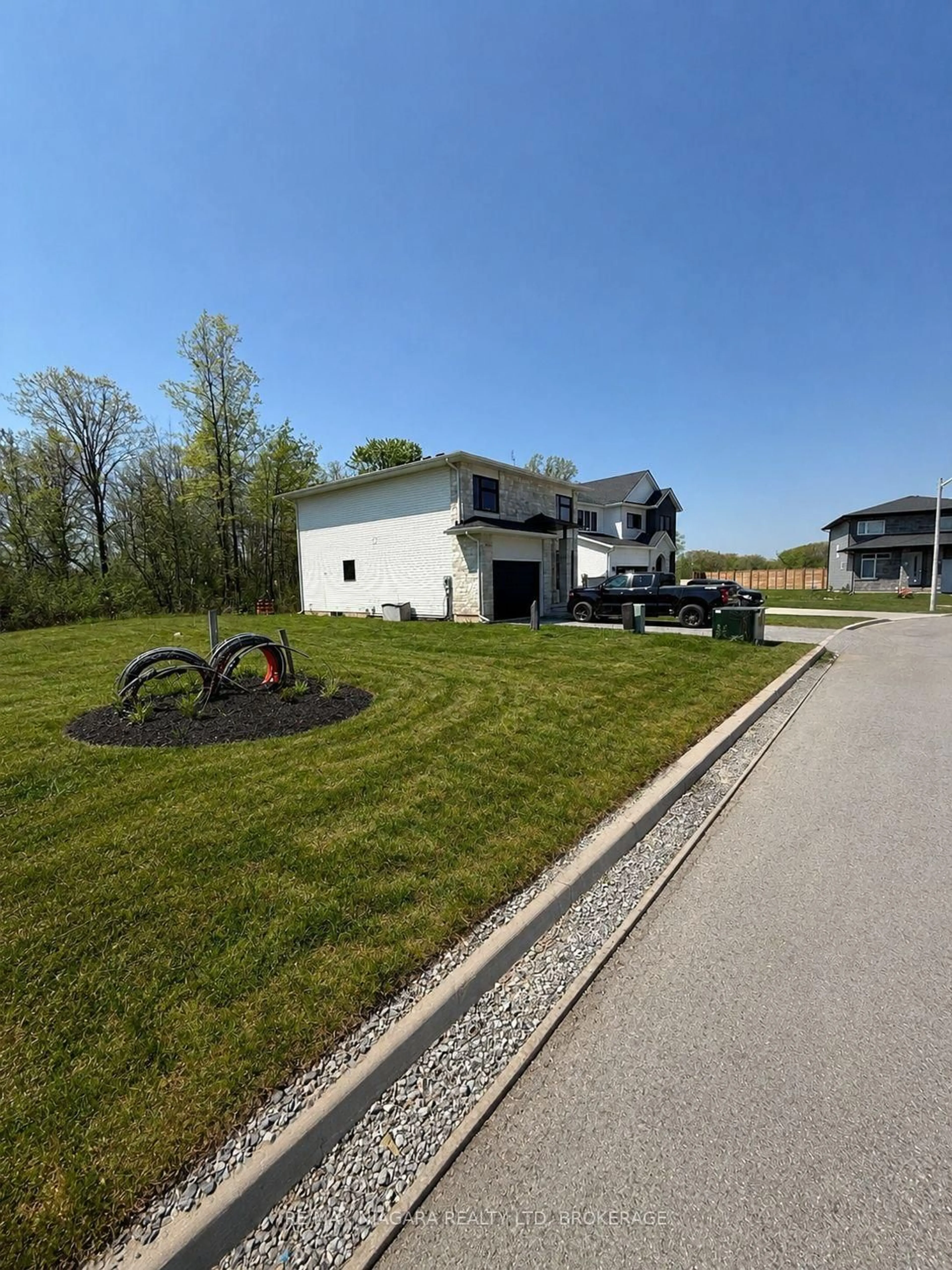 A pic from outside/outdoor area/front of a property/back of a property/a pic from drone, street for 150 HODGKINS Ave, Thorold Ontario L2V 1M1