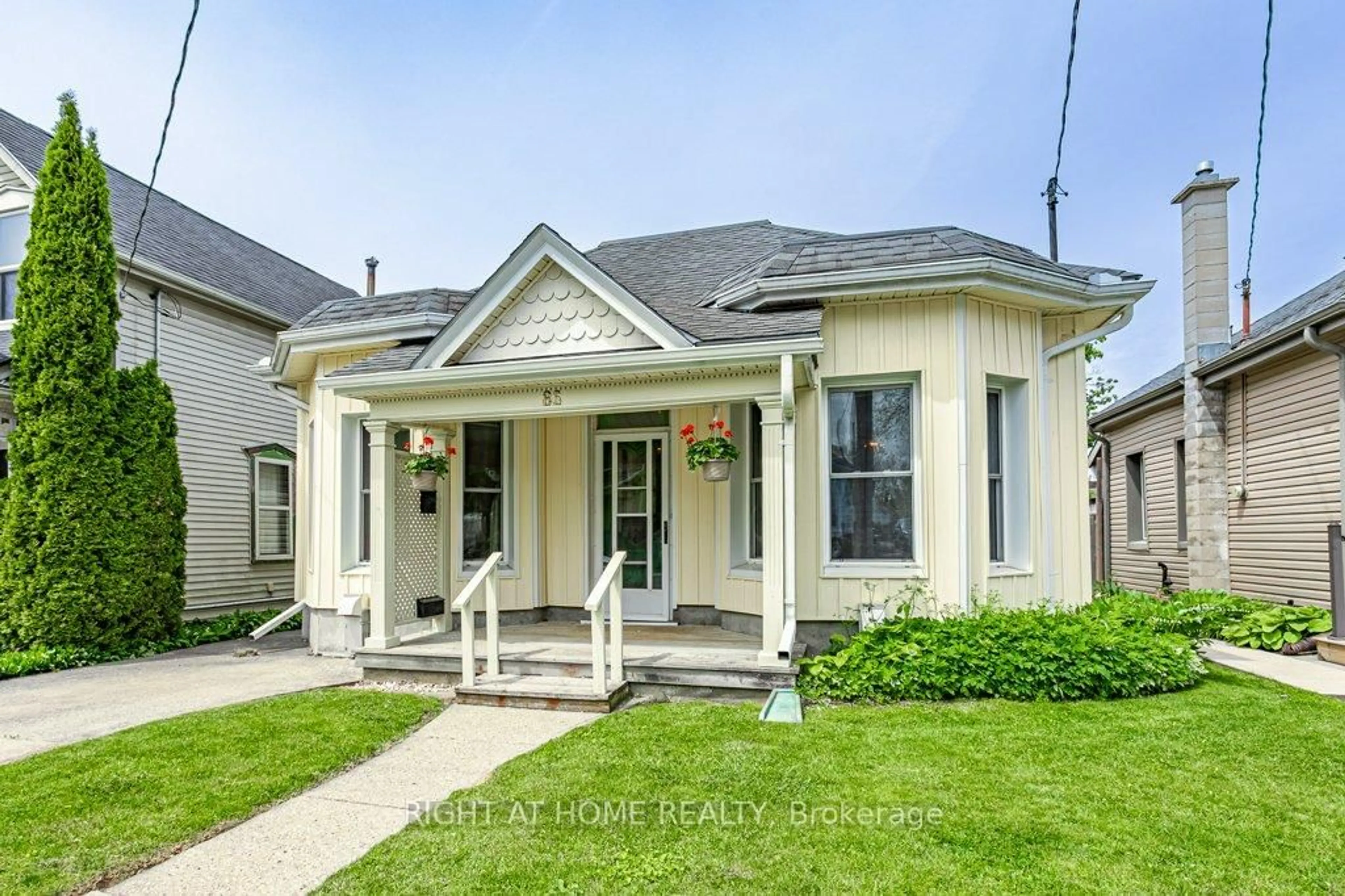Home with vinyl exterior material, street for 86 Manitoba St, St. Thomas Ontario N5P 3A4