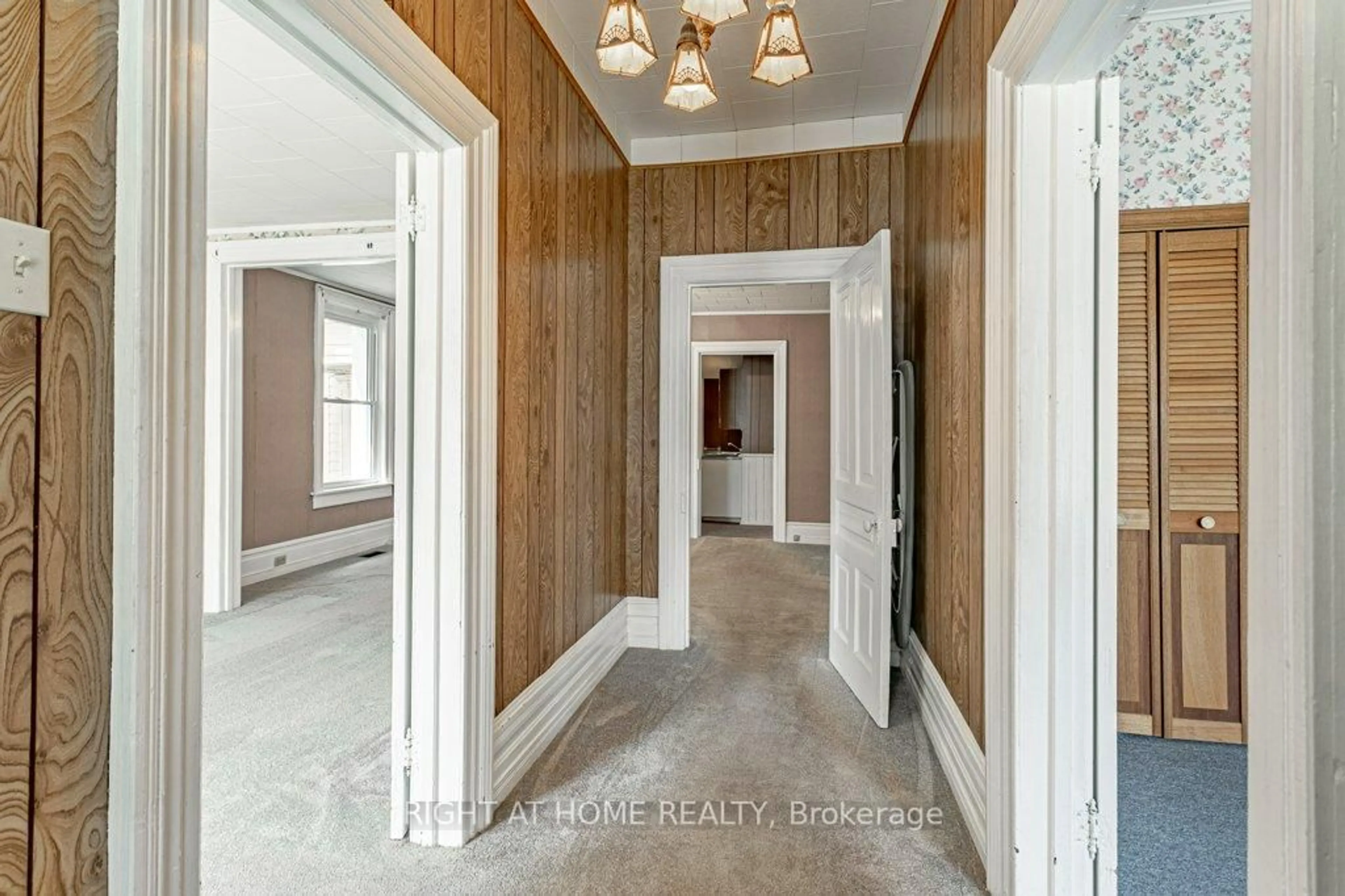 Indoor entryway for 86 Manitoba St, St. Thomas Ontario N5P 3A4
