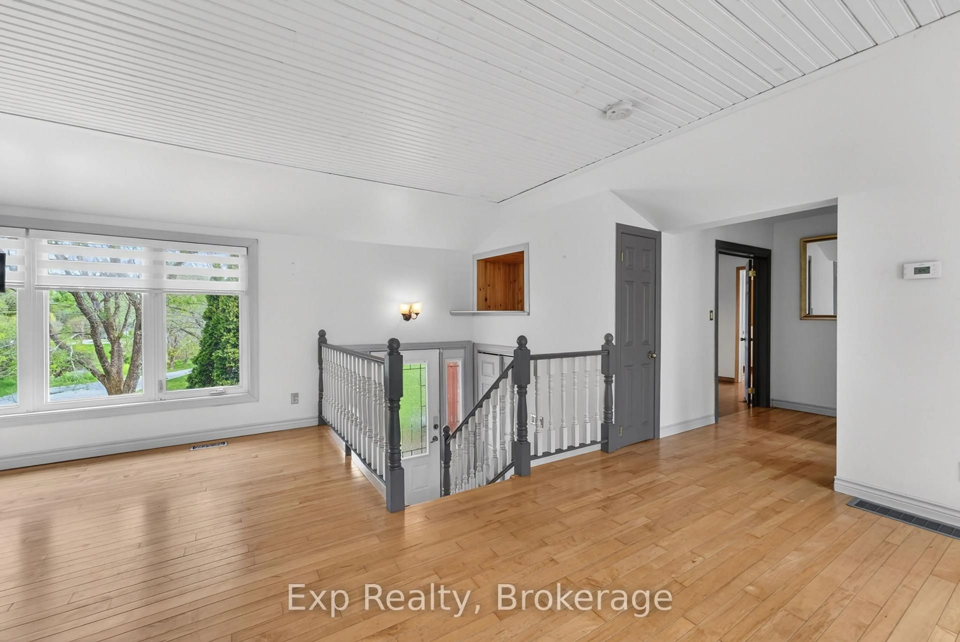 Indoor entryway for 1207 Shannon Rd, Prince Edward County Ontario K0K 2T0