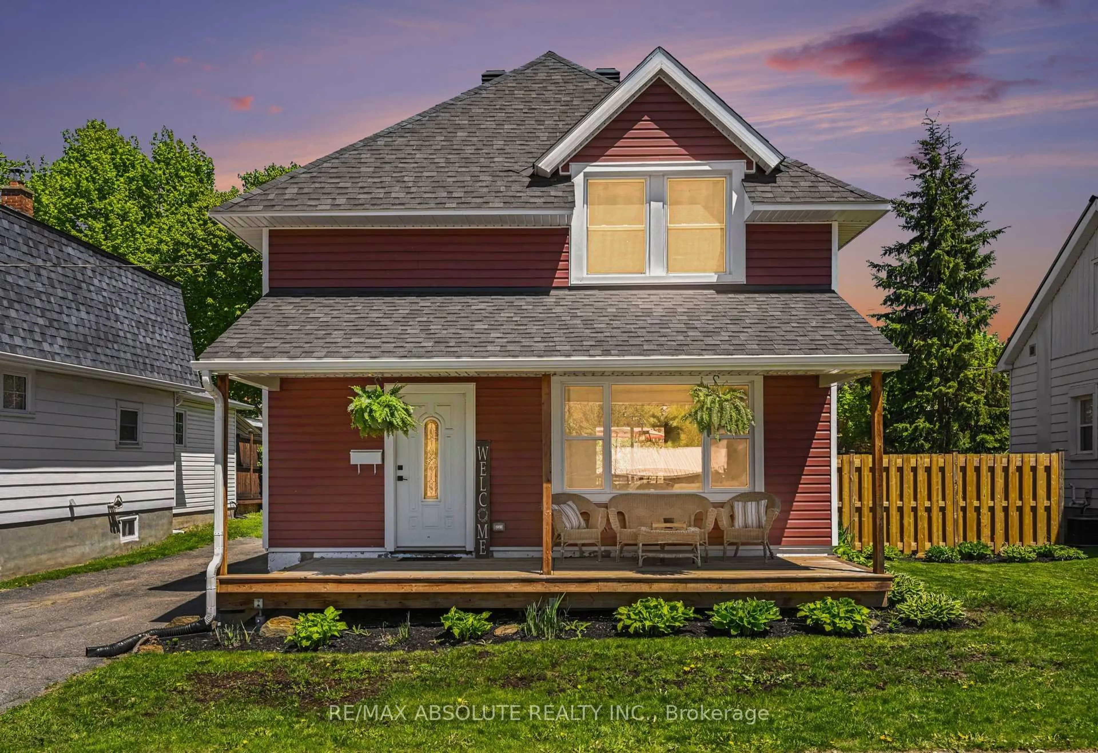 Home with vinyl exterior material, street for 21 Bank St, Renfrew Ontario K7V 2E1