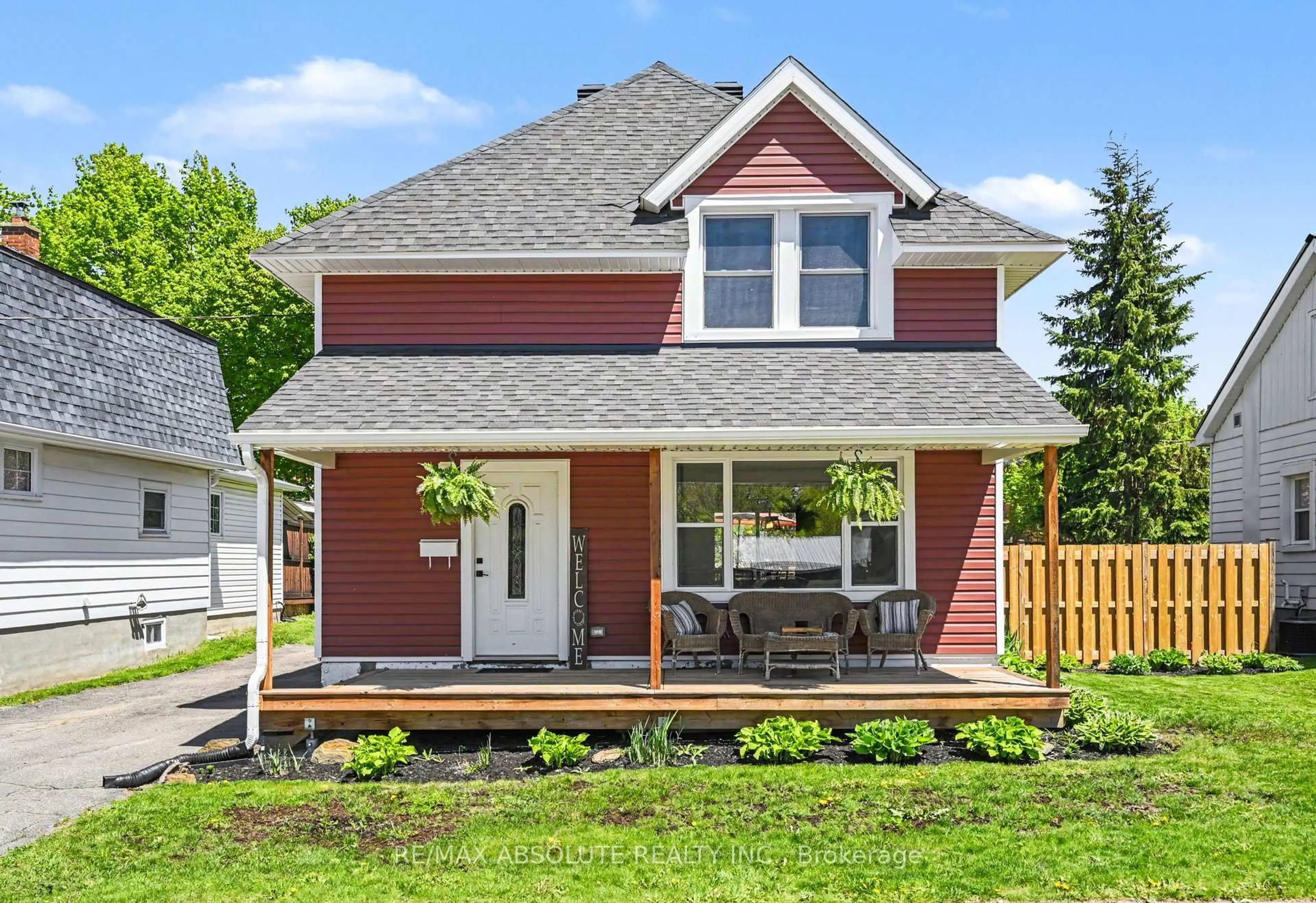 Home with vinyl exterior material, street for 21 Bank St, Renfrew Ontario K7V 2E1