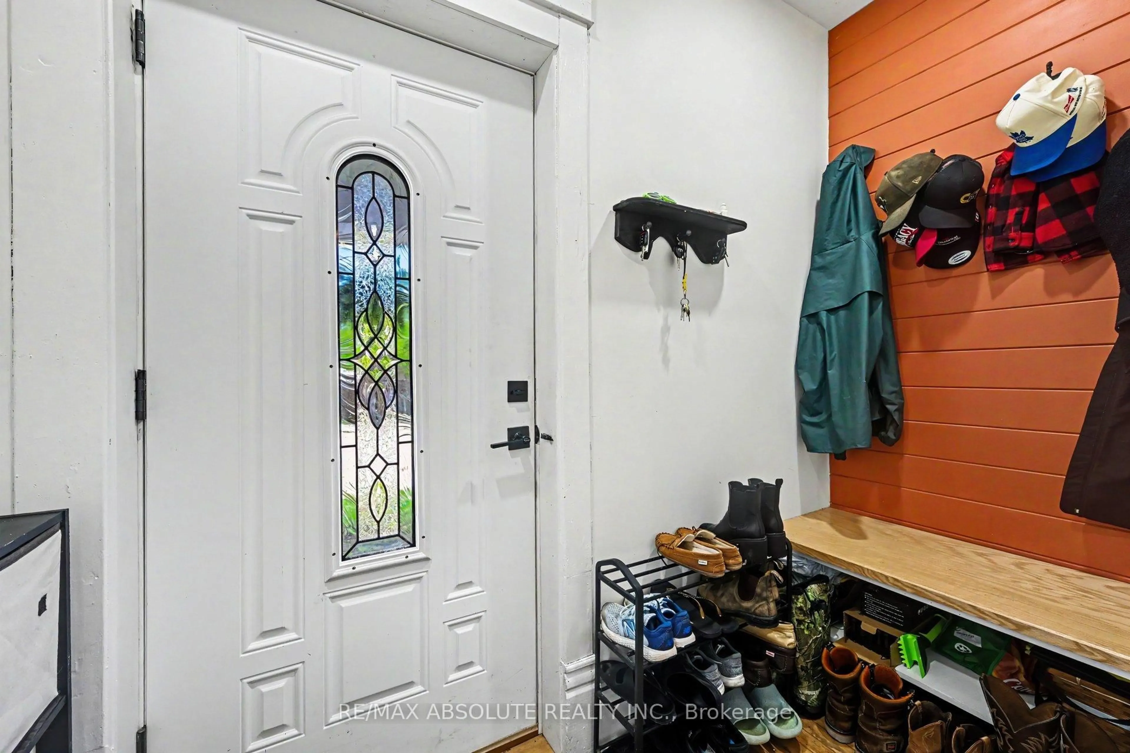 Indoor entryway for 21 Bank St, Renfrew Ontario K7V 2E1