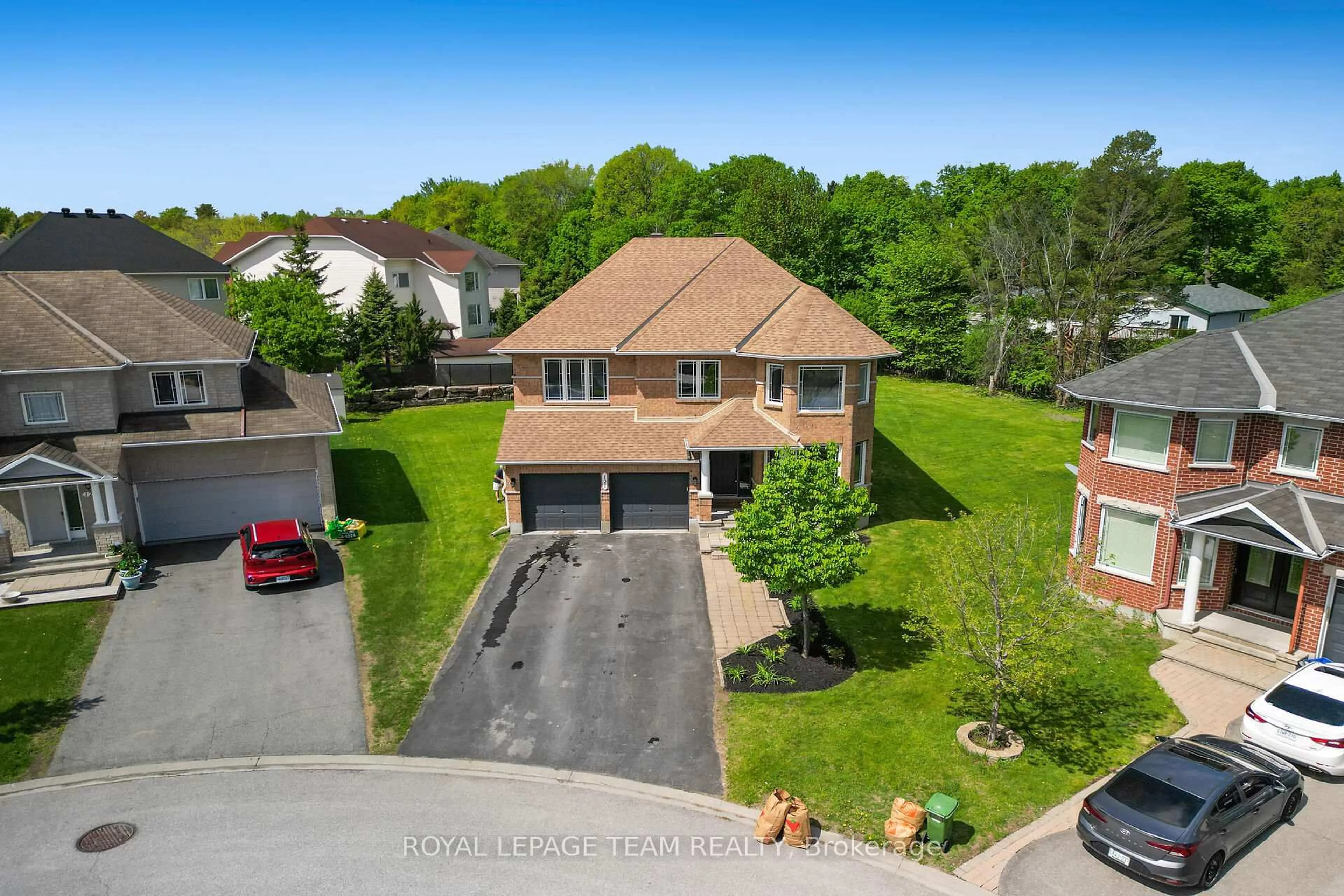 A pic from outside/outdoor area/front of a property/back of a property/a pic from drone, street for 121 Muskego Cres, Ottawa Ontario K2W 1H6