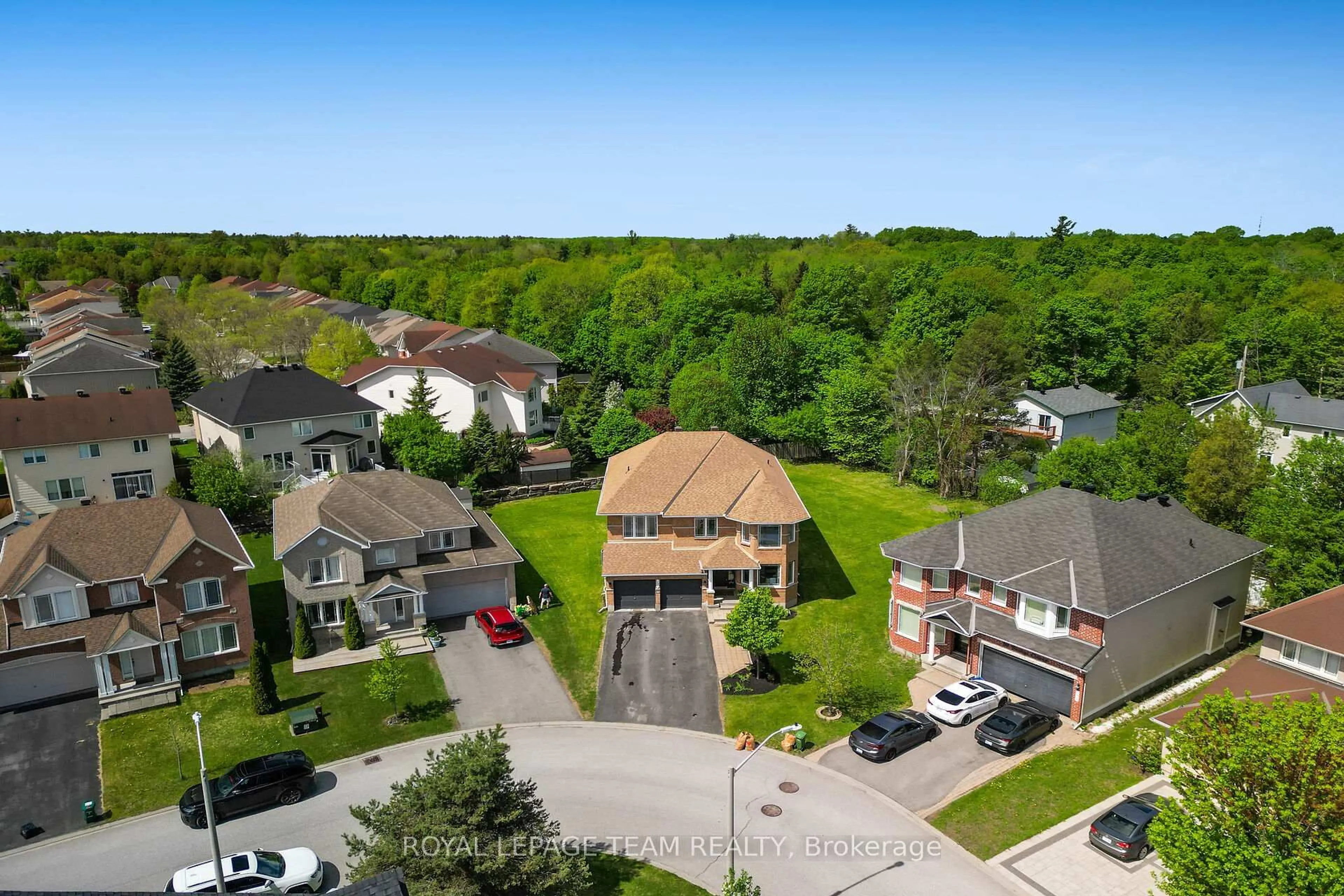 A pic from outside/outdoor area/front of a property/back of a property/a pic from drone, street for 121 Muskego Cres, Ottawa Ontario K2W 1H6