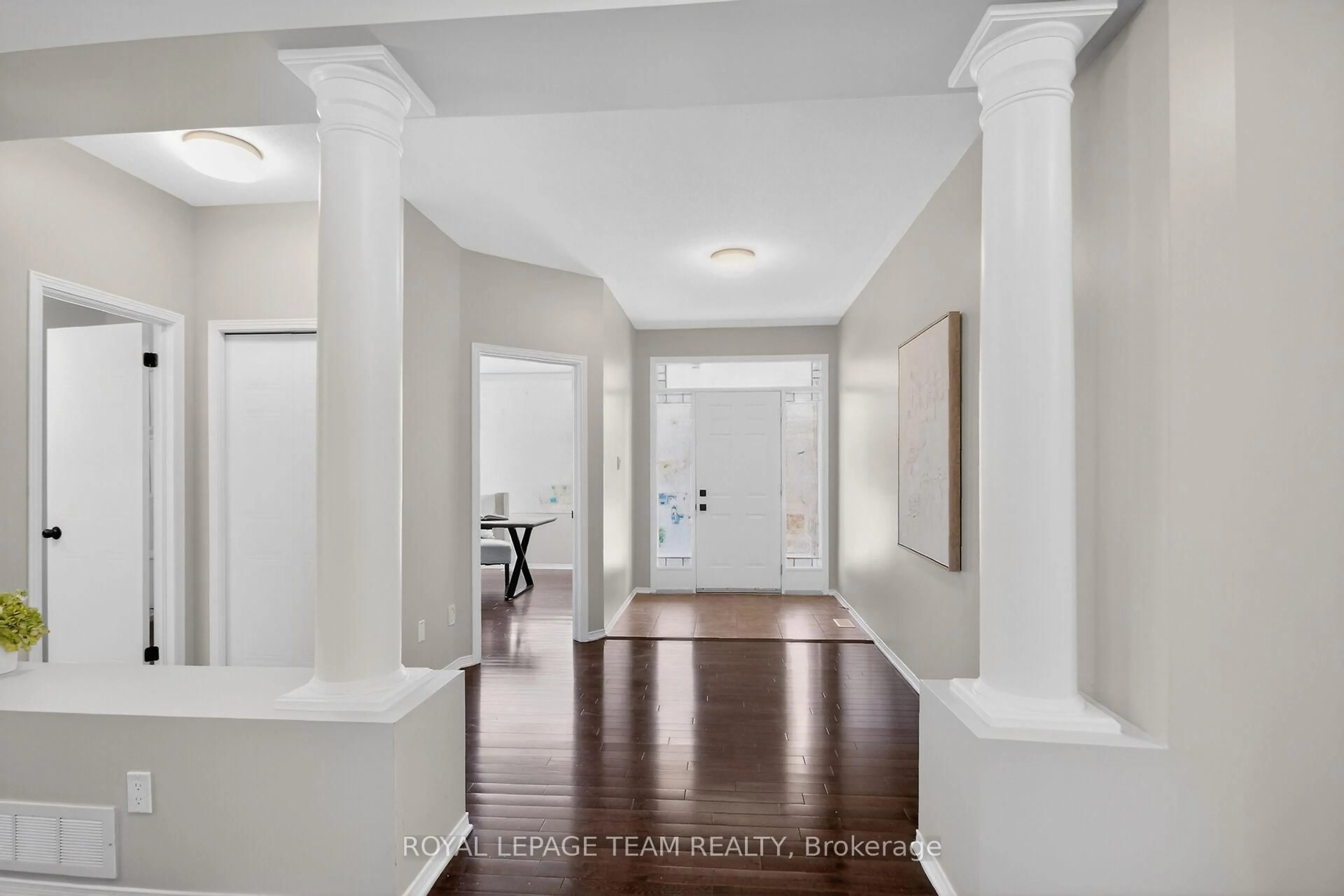 Indoor entryway for 121 Muskego Cres, Ottawa Ontario K2W 1H6