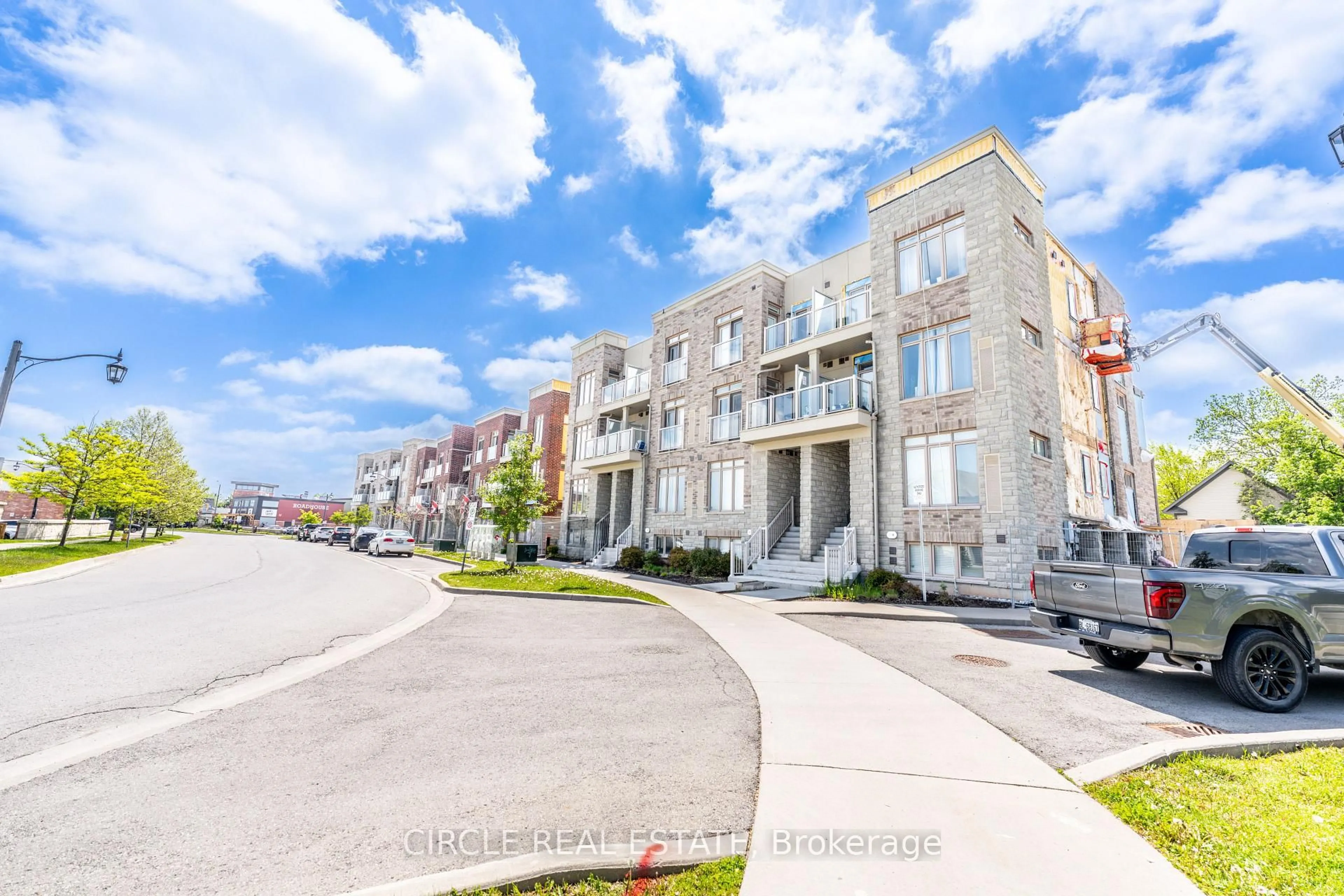 A pic from outside/outdoor area/front of a property/back of a property/a pic from drone, street for 5016 Serena Dr #7, Lincoln Ontario L3J 0T2
