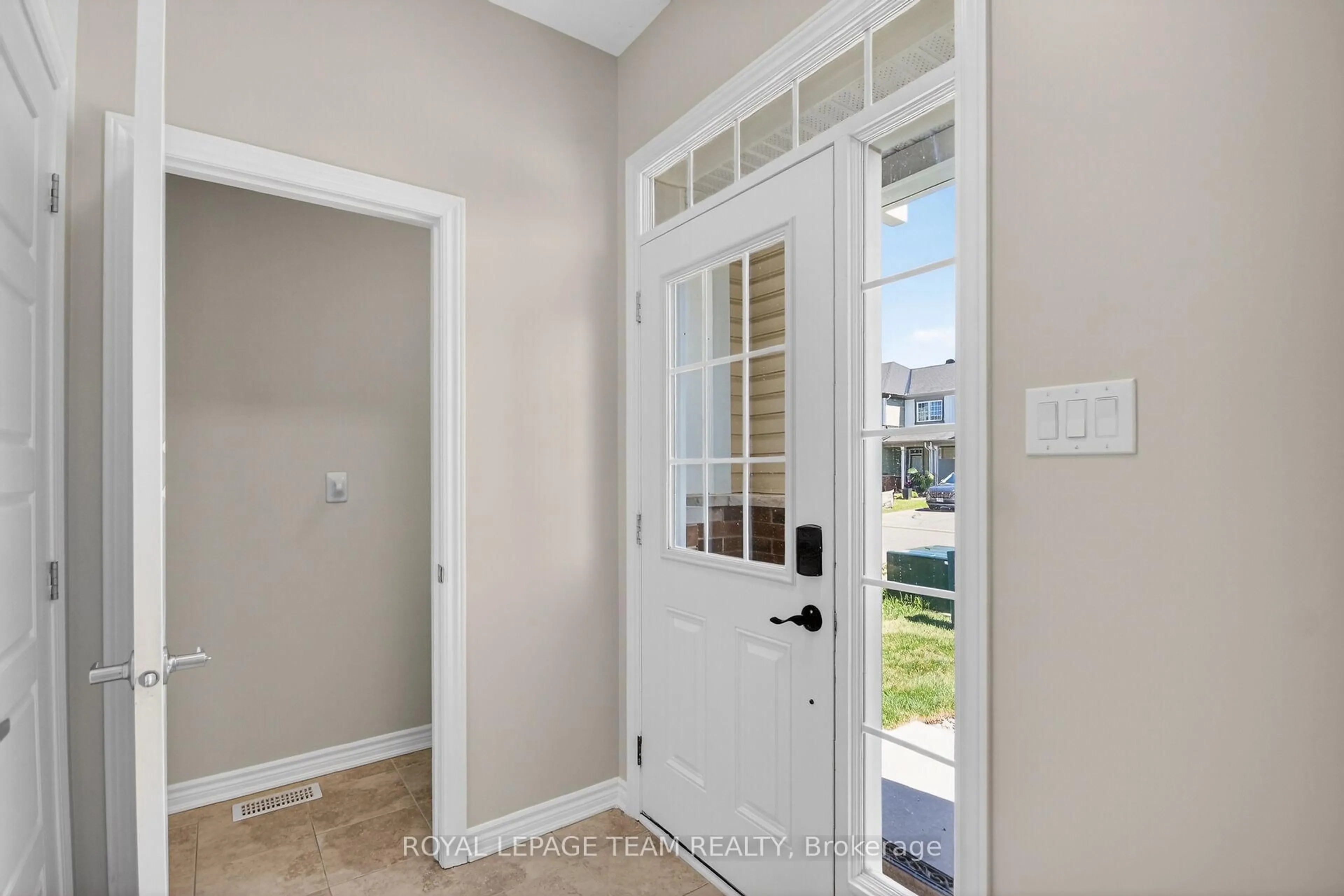 Indoor entryway for 314 Song Sparrow St, Ottawa Ontario K2J 5W5