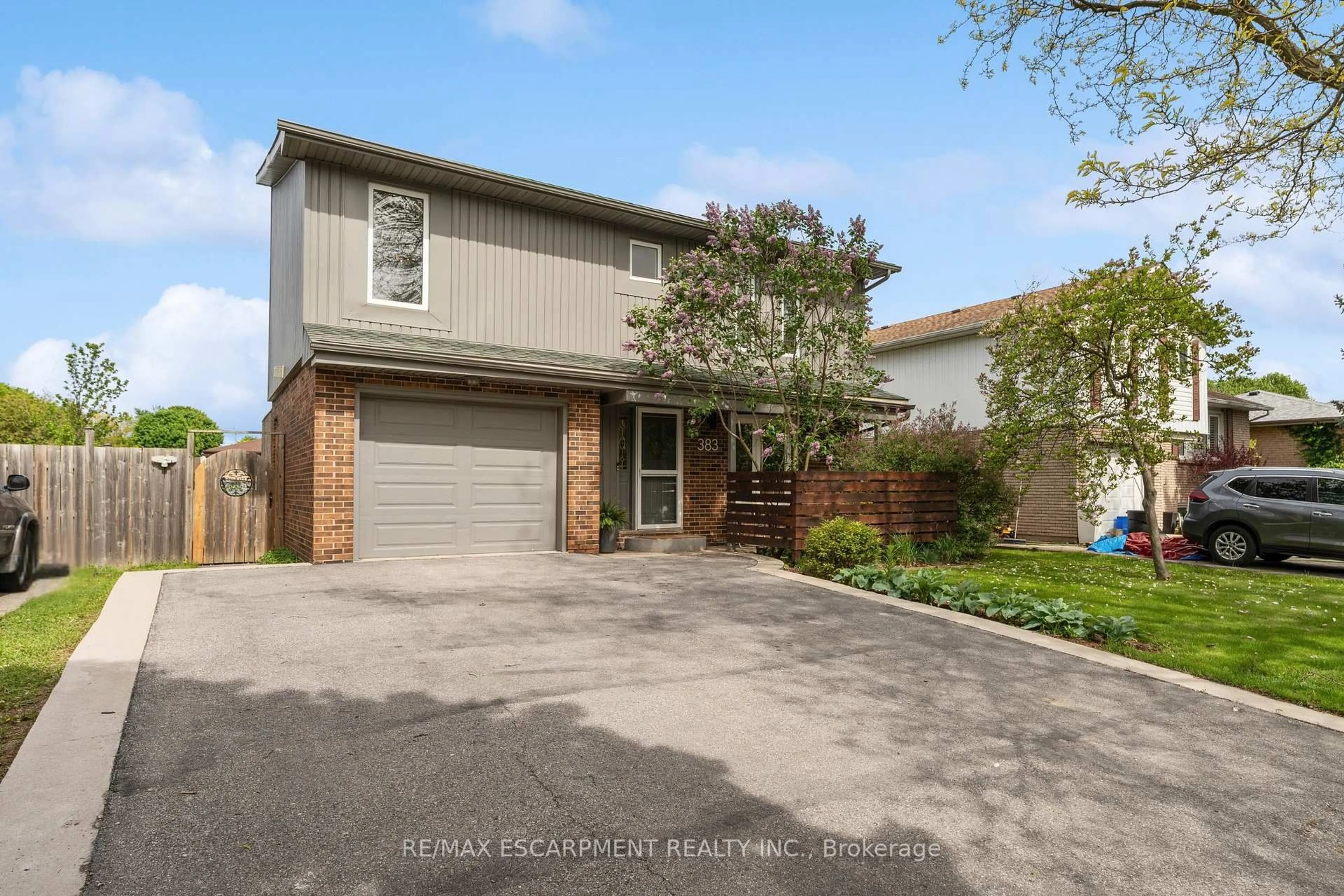 A pic from outside/outdoor area/front of a property/back of a property/a pic from drone, street for 383 Brantwood Park, Brantford Ontario N3P 1G9