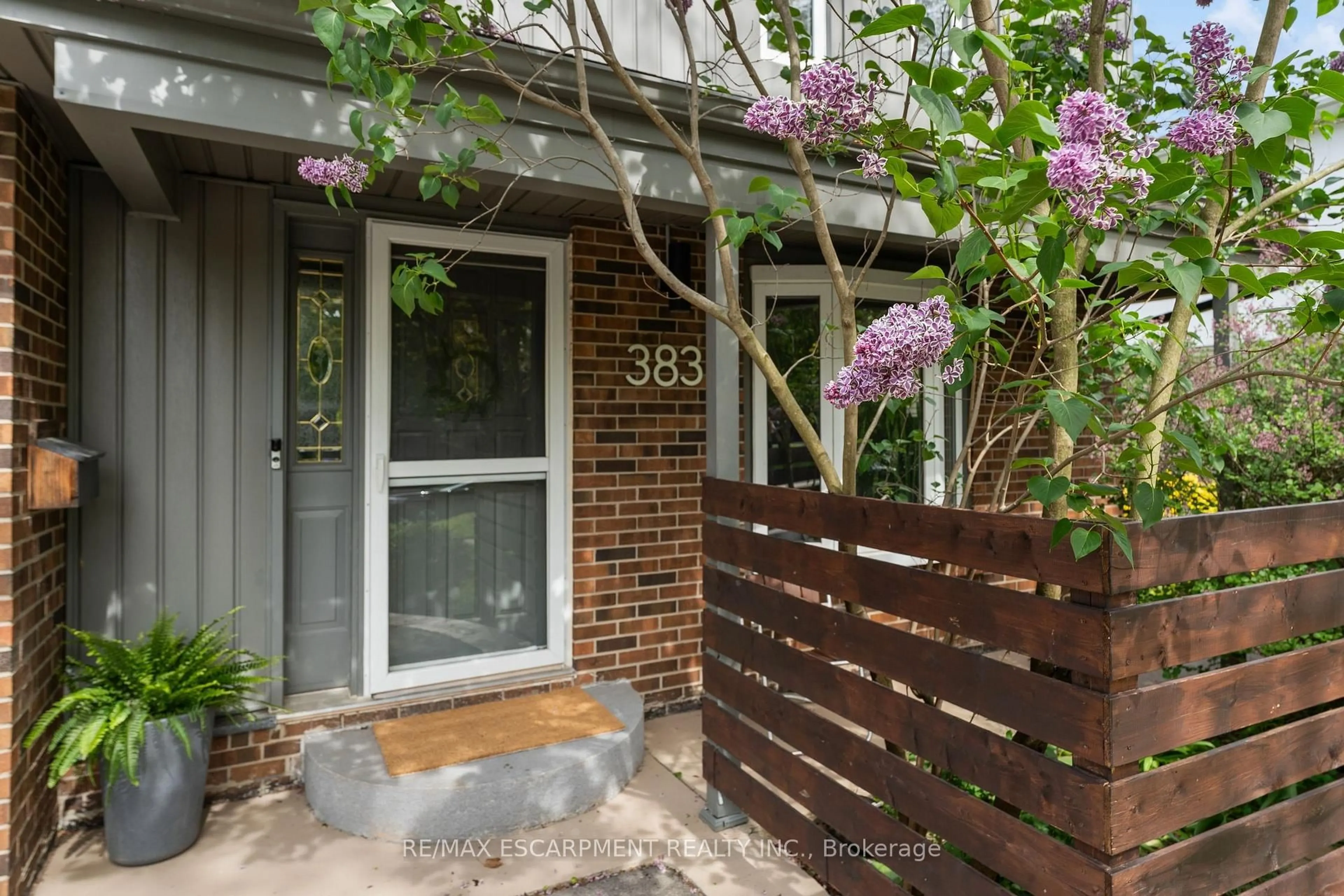 Unknown for 383 Brantwood Park, Brantford Ontario N3P 1G9