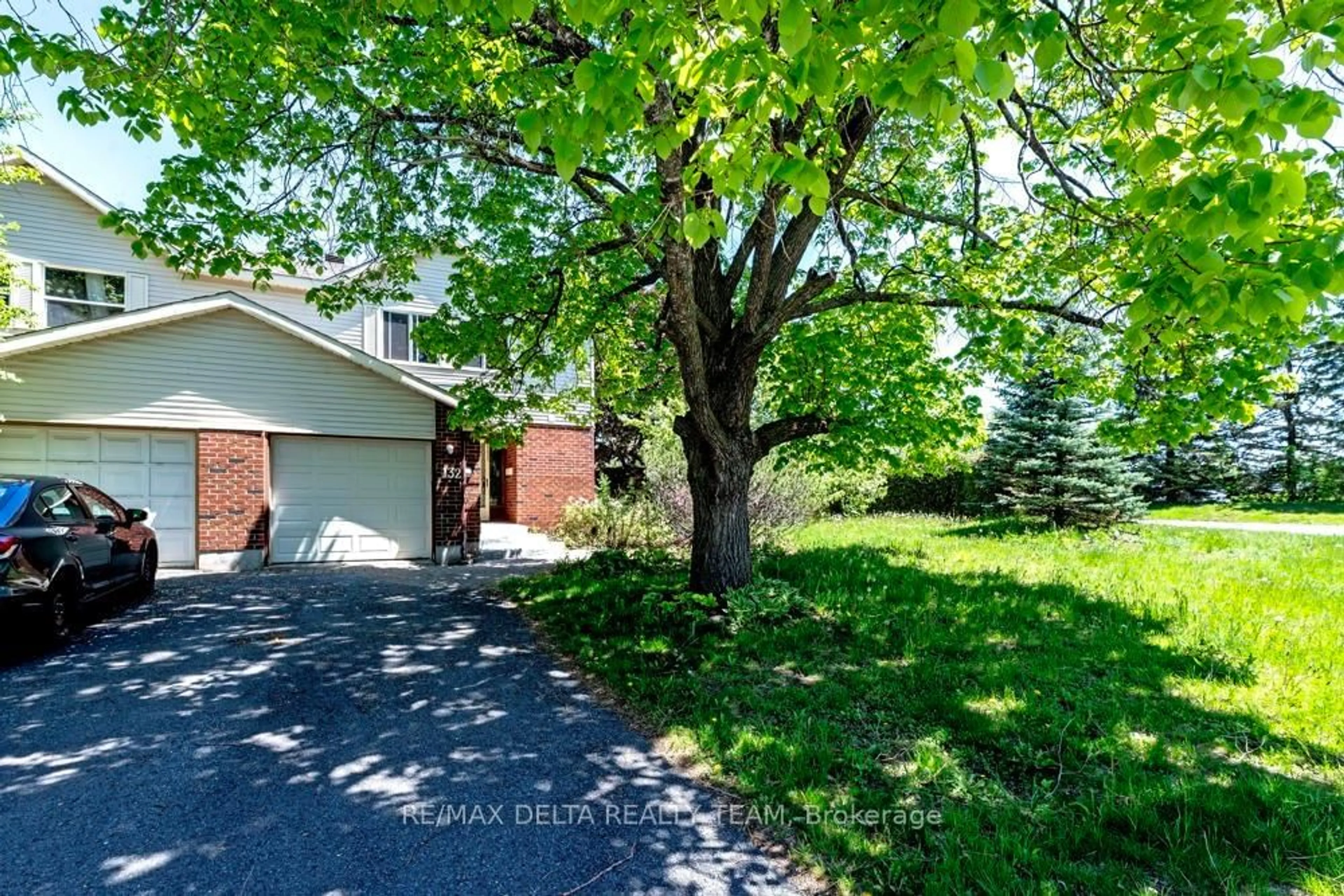 A pic from outside/outdoor area/front of a property/back of a property/a pic from drone, street for 132 Acklam Terr, Ottawa Ontario K2K 2J5