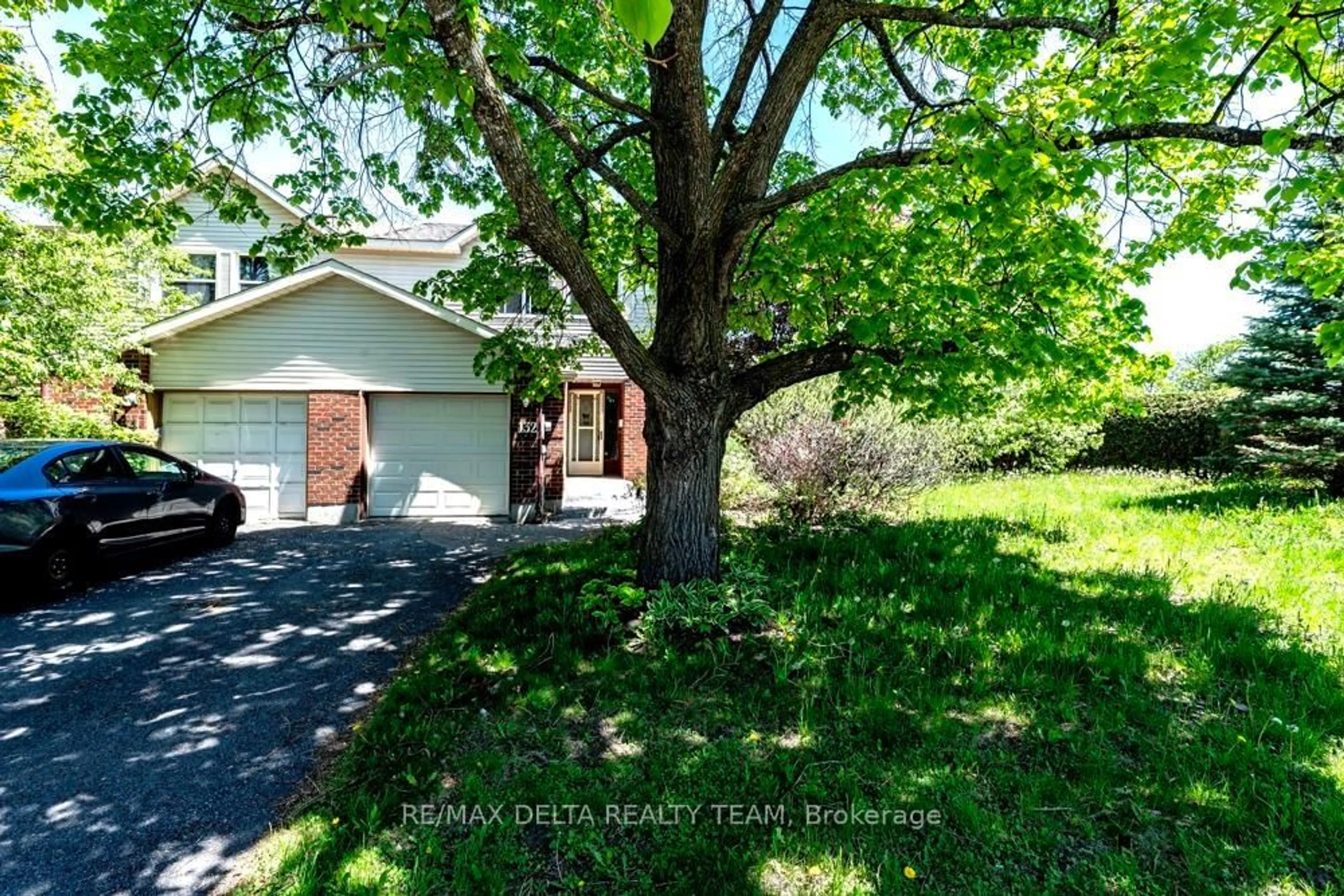 A pic from outside/outdoor area/front of a property/back of a property/a pic from drone, unknown for 132 Acklam Terr, Ottawa Ontario K2K 2J5
