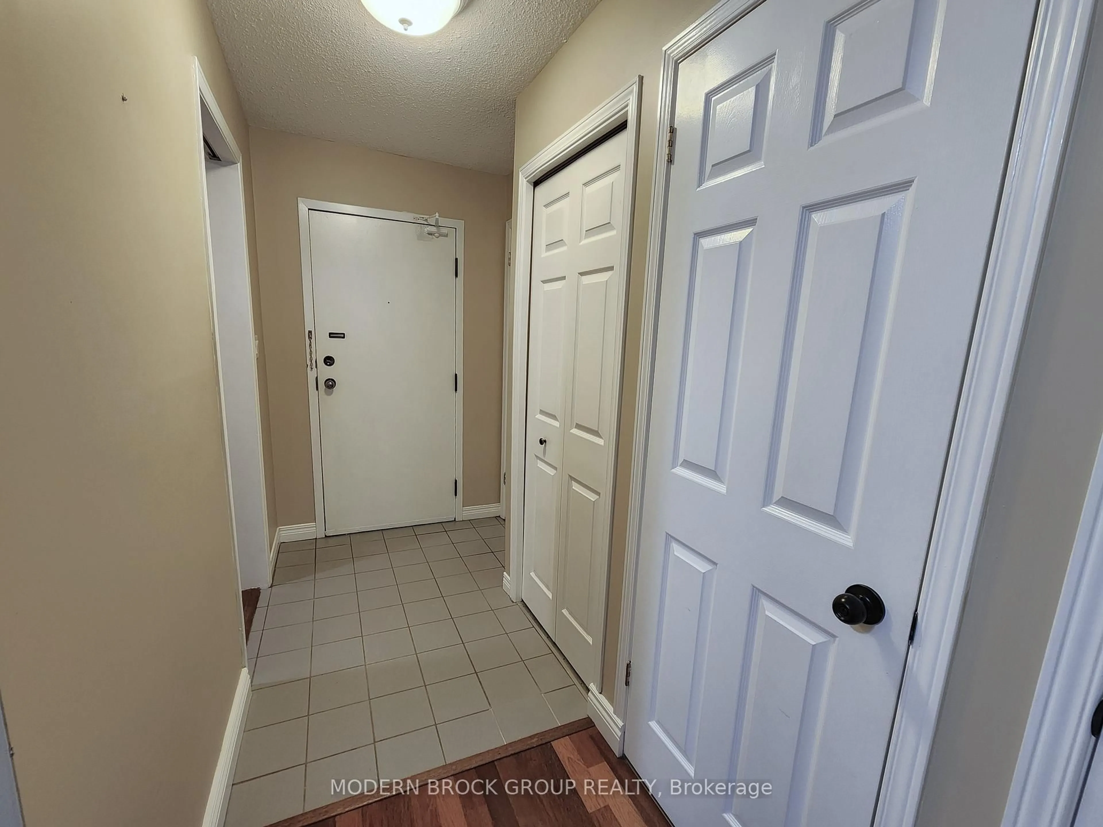 Indoor entryway for 820 LAURIER Blvd #110, Brockville Ontario K6V 6Z2