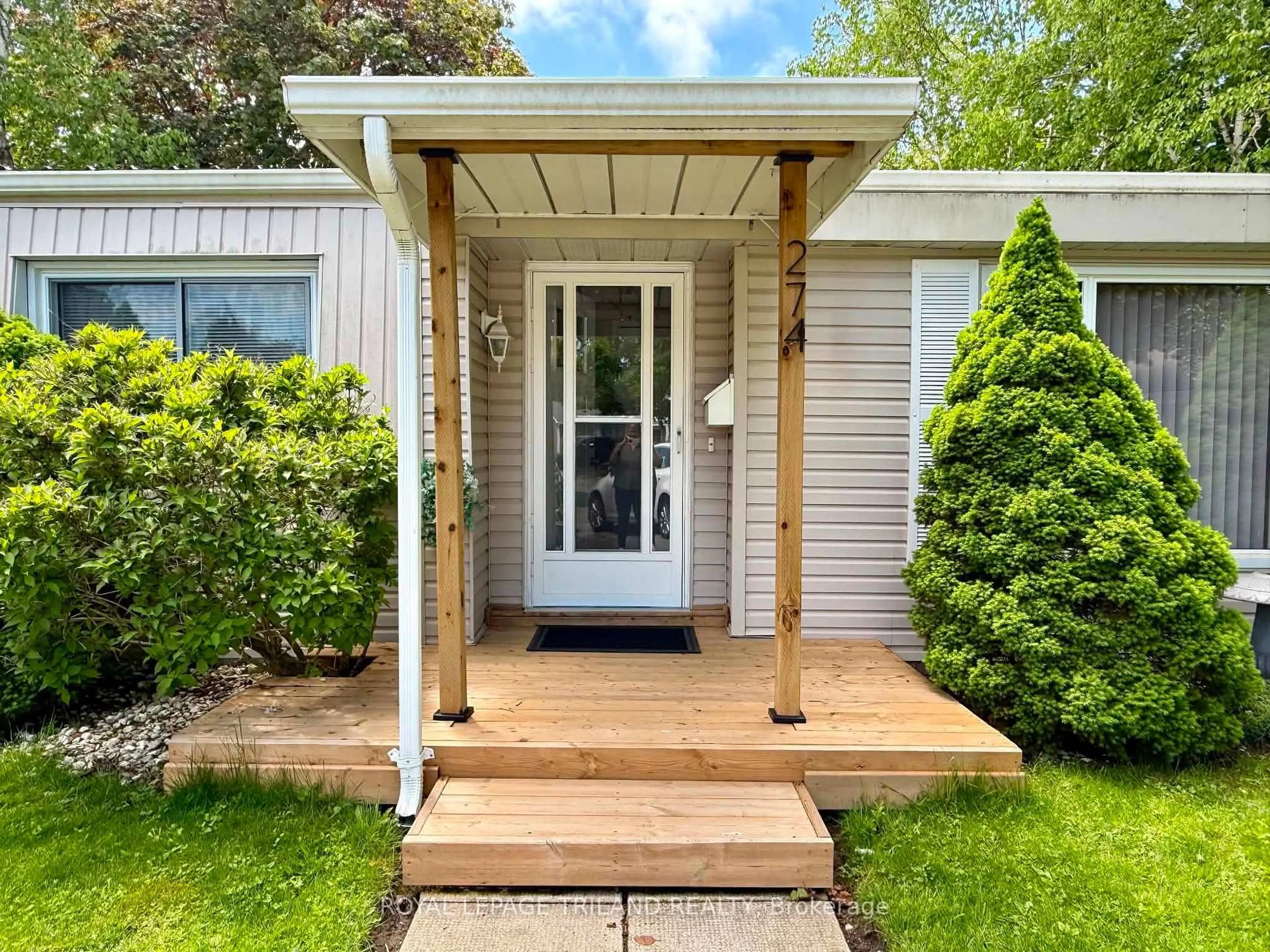 Home with vinyl exterior material, street for 274 Monterey Park, South Huron Ontario N0M 1T0