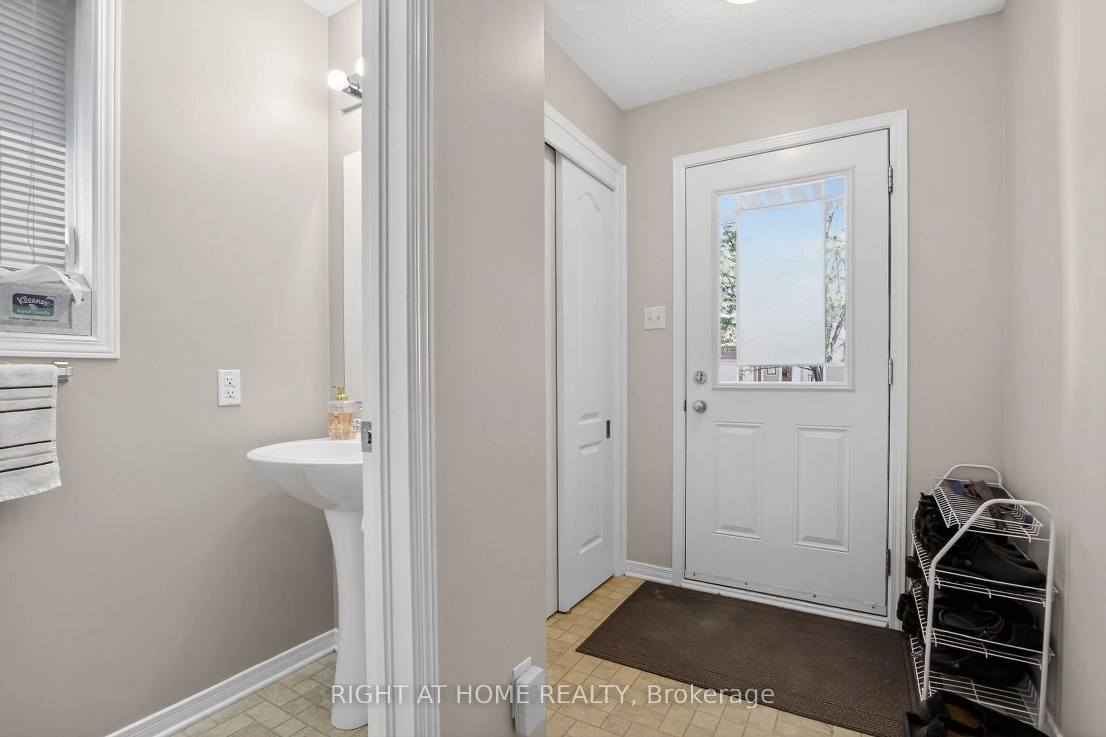 Indoor entryway for 207 Catamount Crt, Ottawa Ontario K2M 0A8