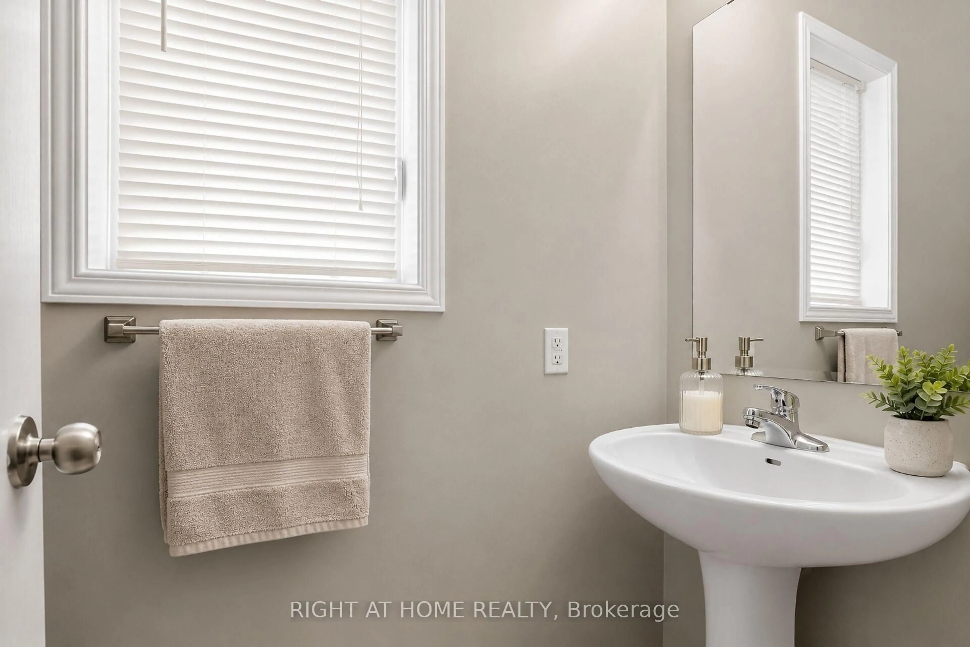 Standard bathroom, ceramic/tile floor for 207 Catamount Crt, Ottawa Ontario K2M 0A8