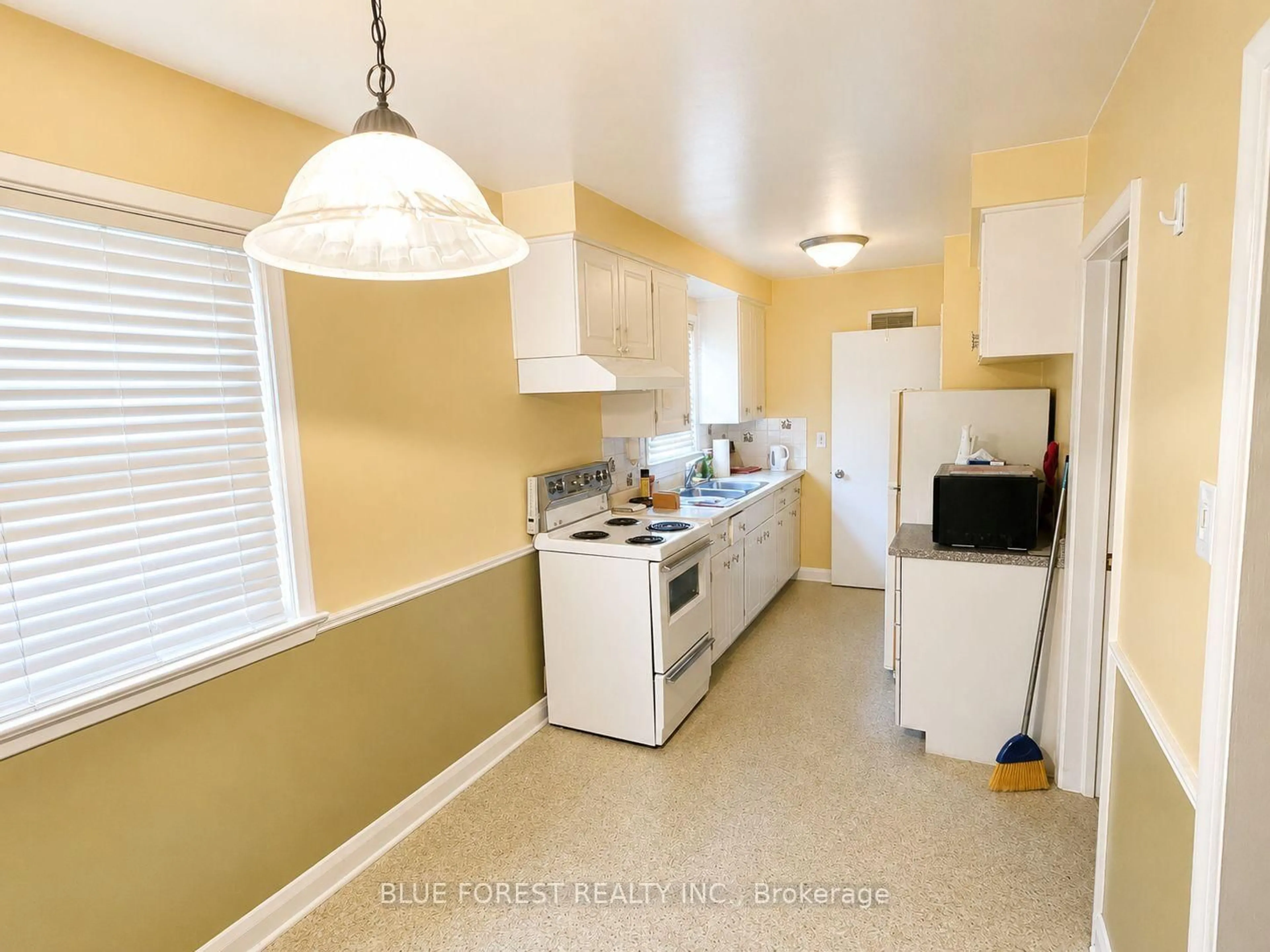 Standard kitchen, ceramic/tile floor for 223 Winnipeg St, London East Ontario N5W 4T8