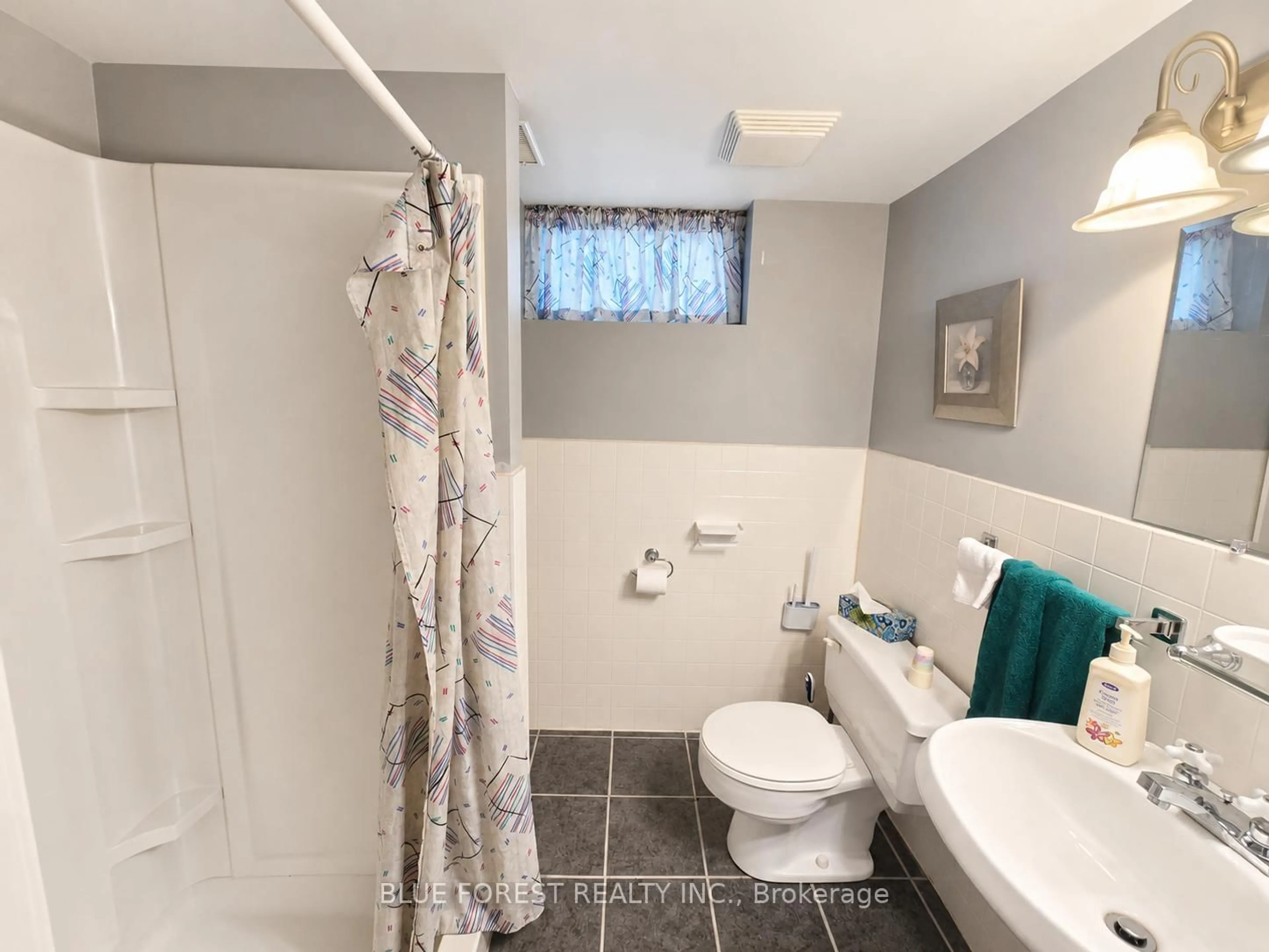 Standard bathroom, ceramic/tile floor for 223 Winnipeg St, London East Ontario N5W 4T8