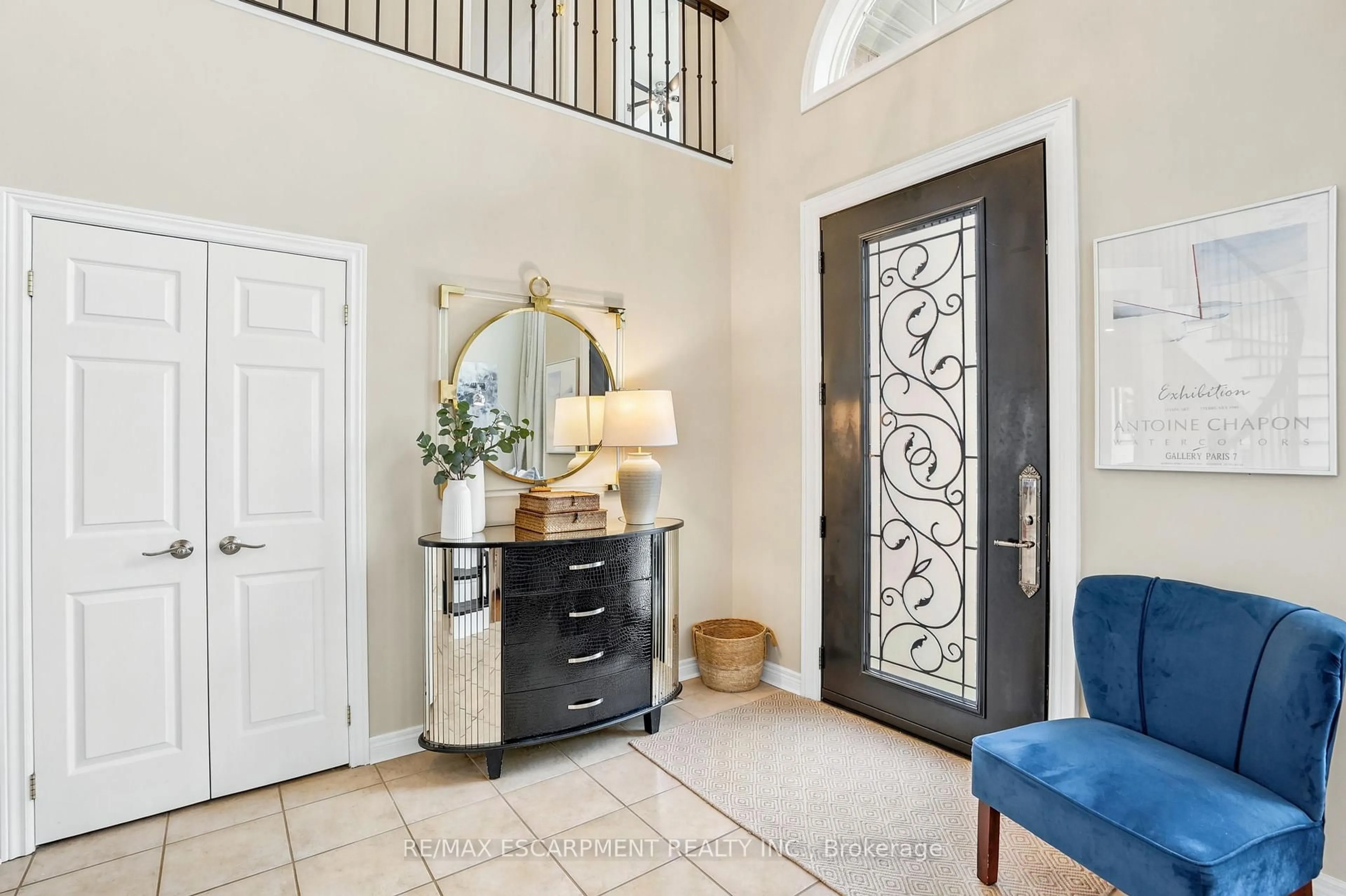 Indoor entryway for 156 VALMONT St, Hamilton Ontario L9G 4Z9
