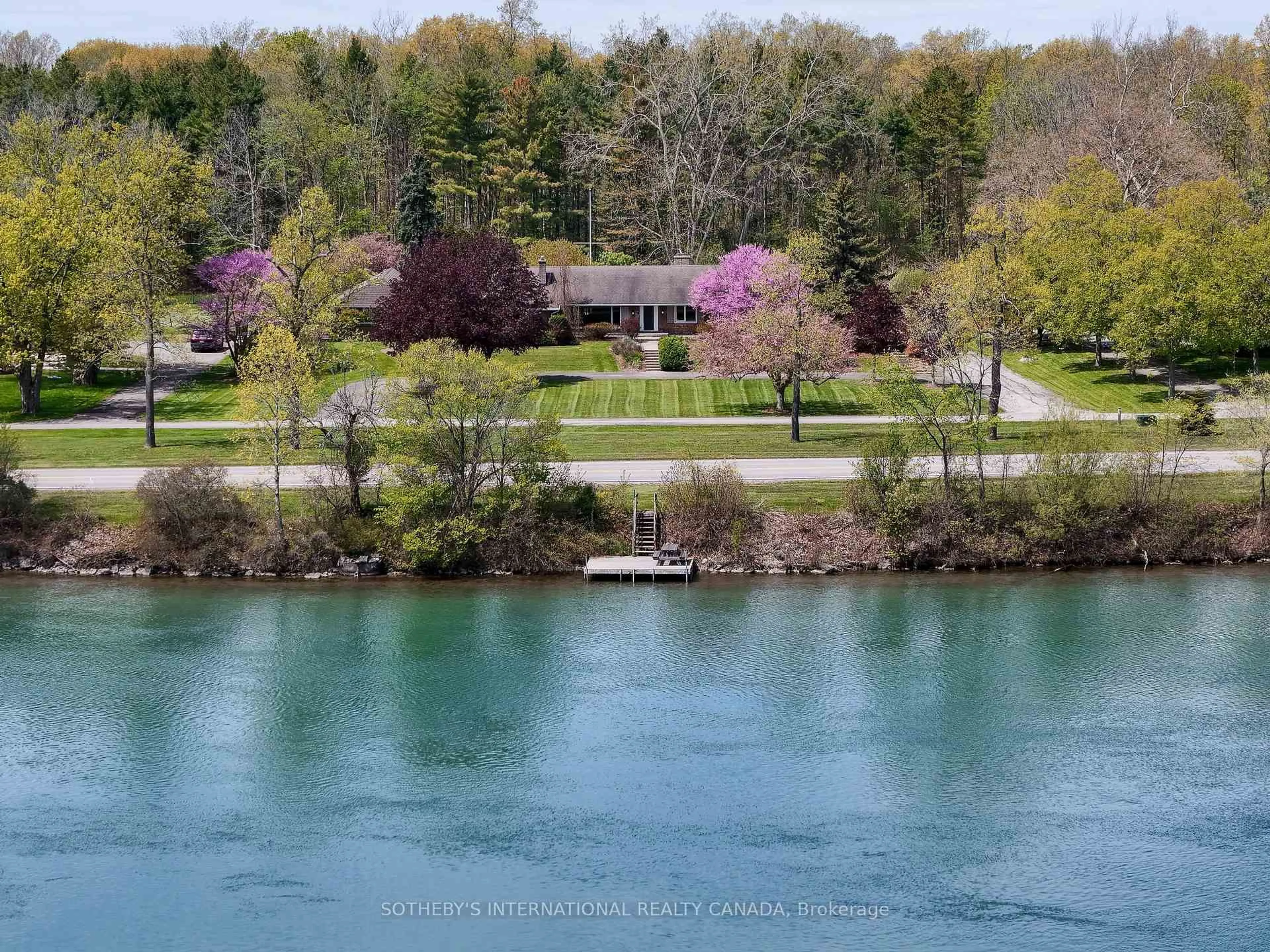 A pic from outside/outdoor area/front of a property/back of a property/a pic from drone, water/lake/river/ocean view for 9317 Niagara River Pkwy, Niagara Falls Ontario L2G 0N8