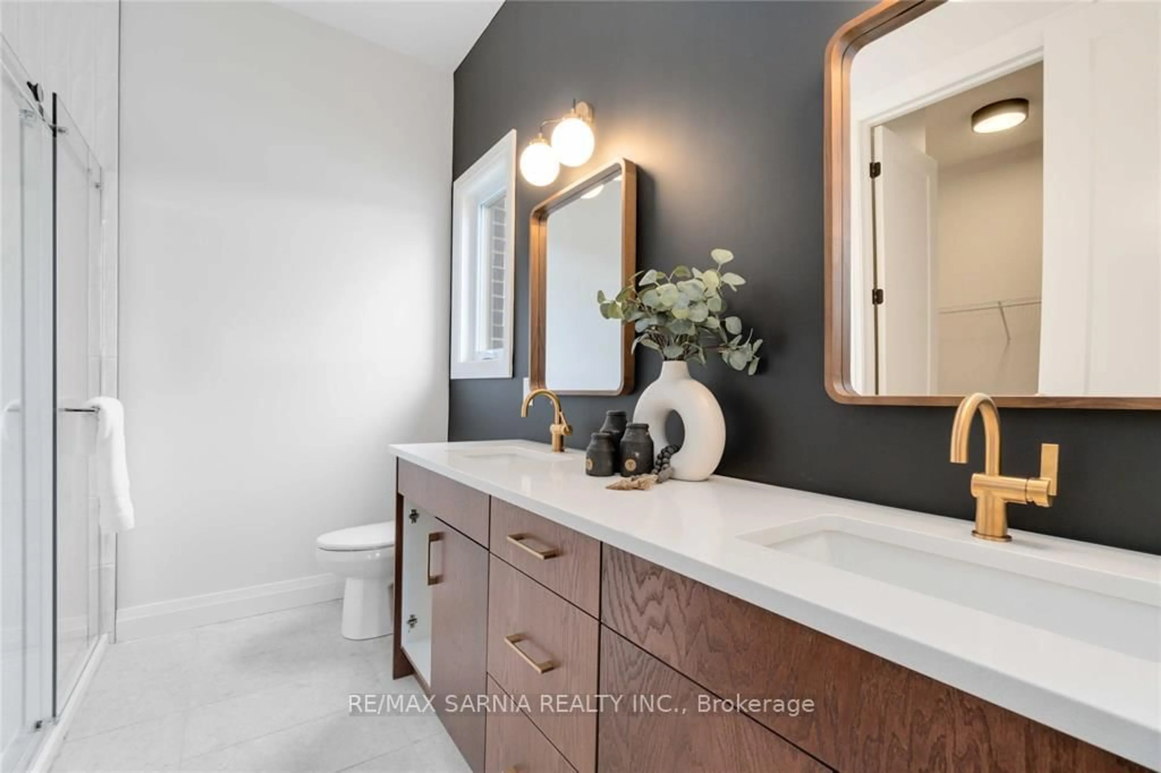 Contemporary bathroom, ceramic/tile floor for 601 Sweetbay Cres, Sarnia Ontario N7S 0A8