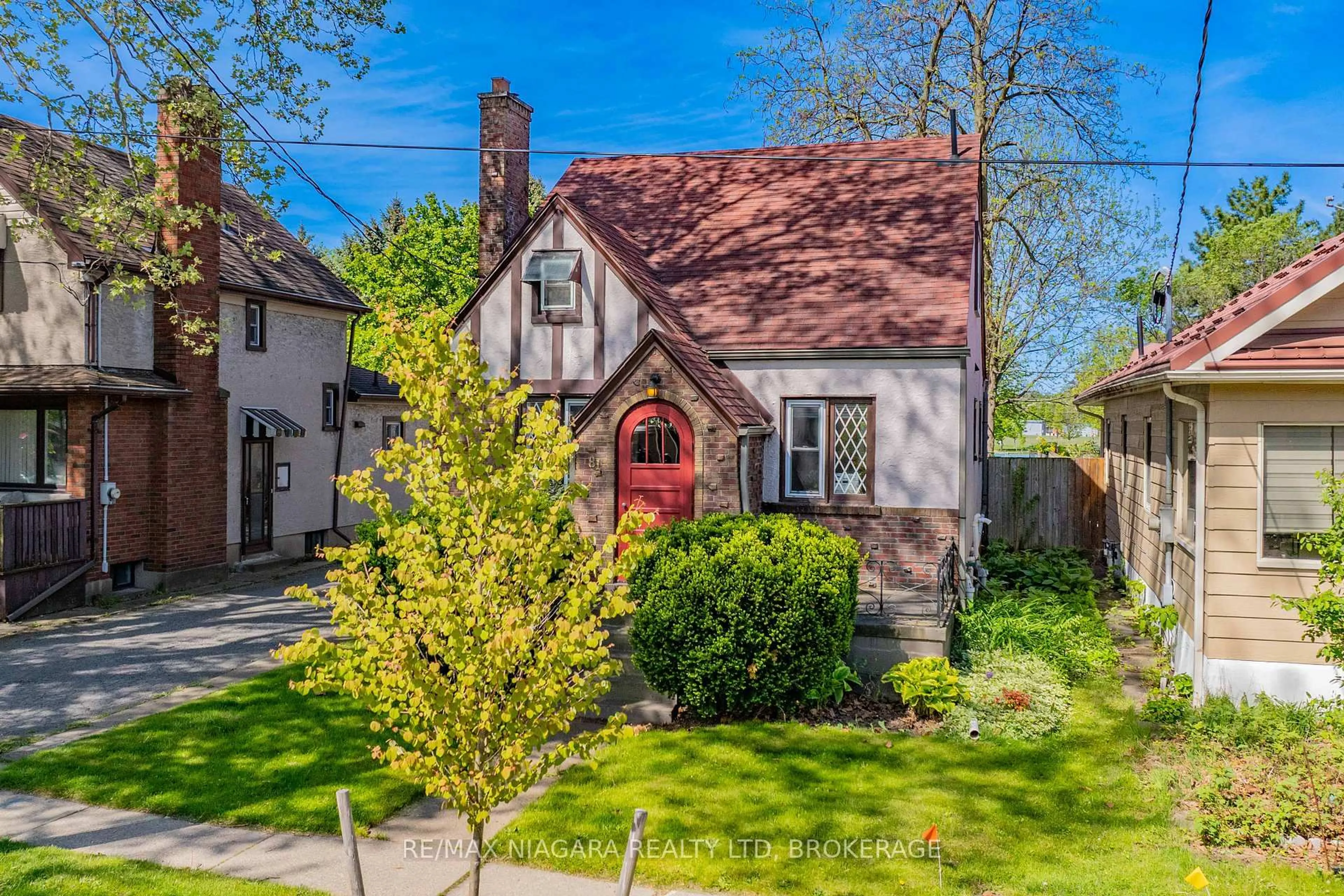 Home with brick exterior material, street for 81 WOODLAND Ave, St. Catharines Ontario L2R 5A4