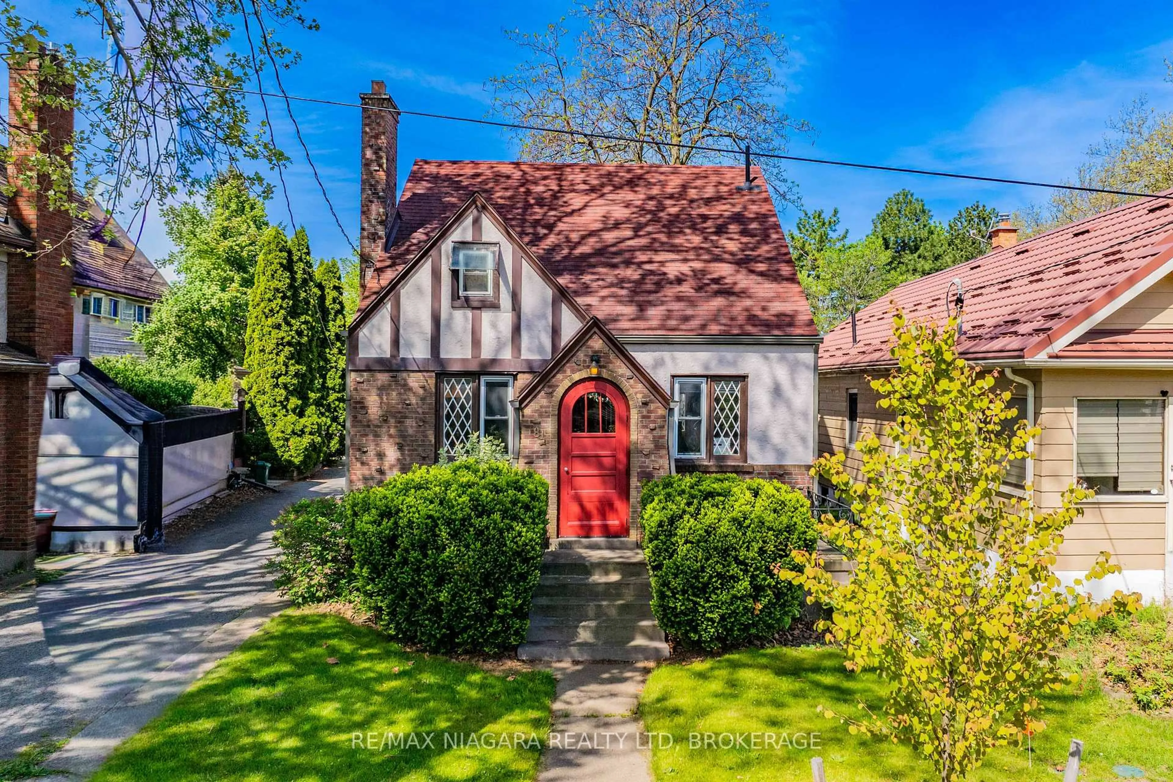 Home with brick exterior material, street for 81 WOODLAND Ave, St. Catharines Ontario L2R 5A4