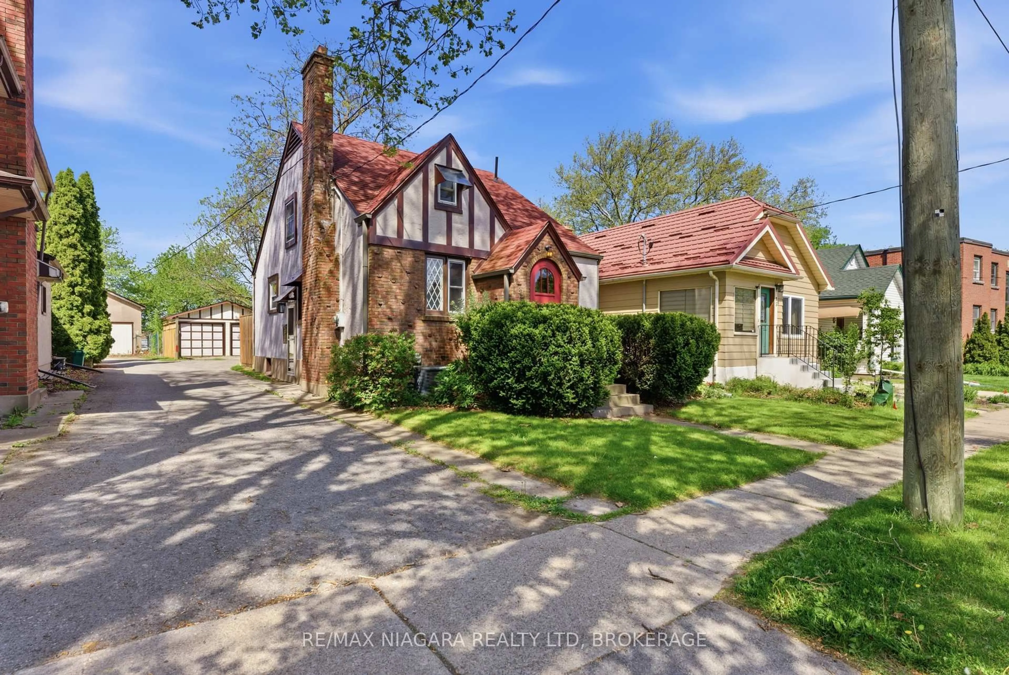 A pic from outside/outdoor area/front of a property/back of a property/a pic from drone, street for 81 WOODLAND Ave, St. Catharines Ontario L2R 5A4
