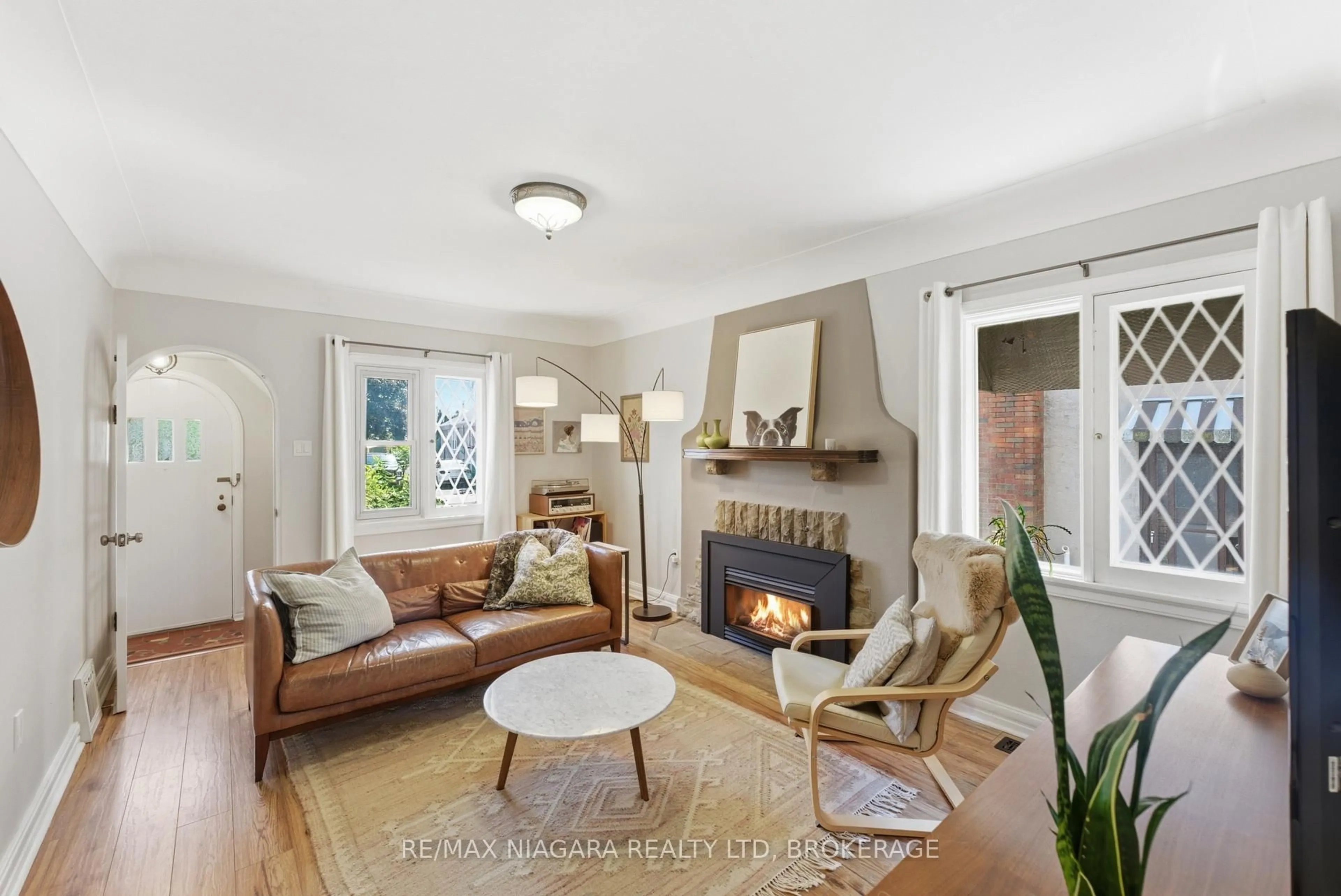 Living room with furniture, unknown for 81 WOODLAND Ave, St. Catharines Ontario L2R 5A4