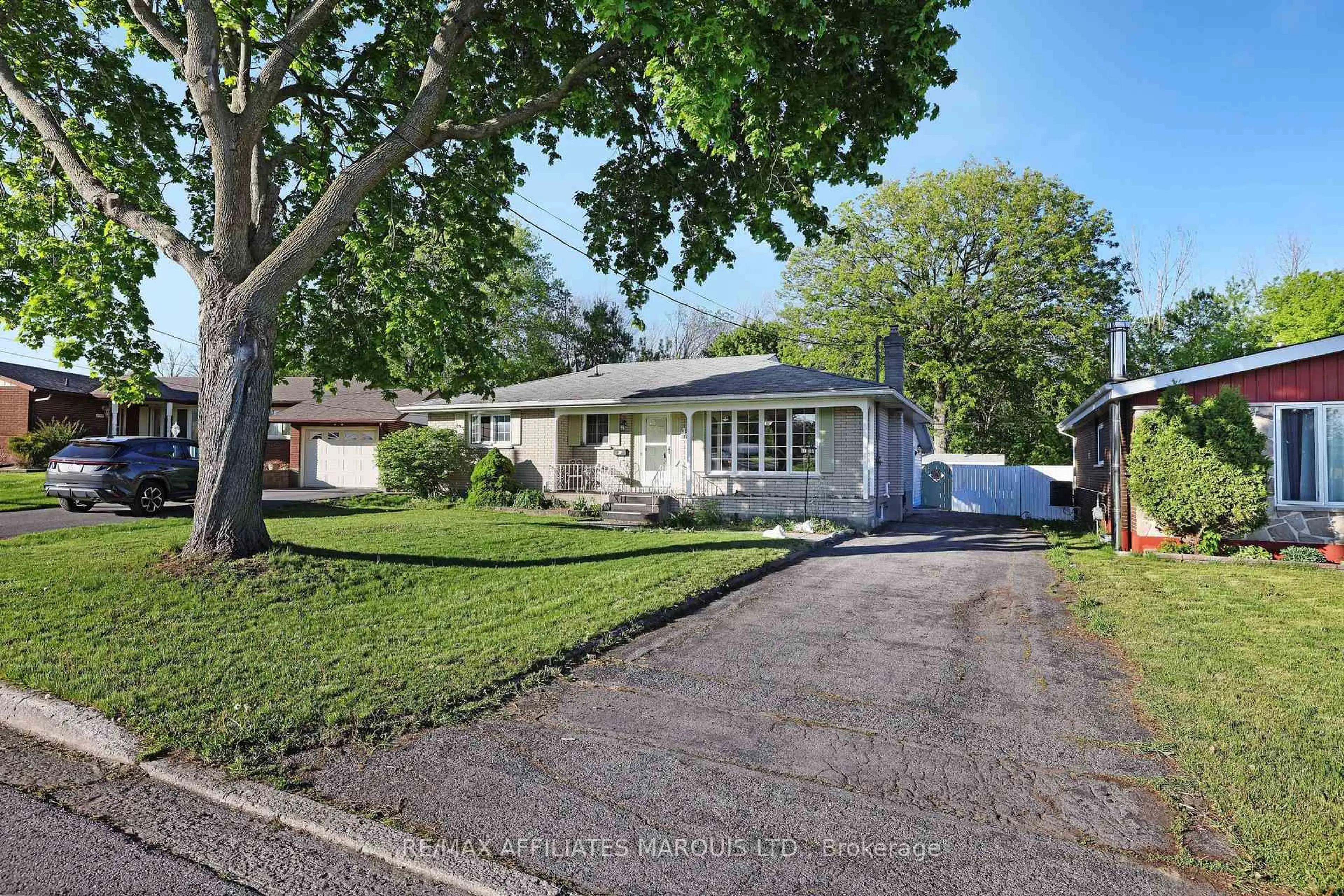 A pic from outside/outdoor area/front of a property/back of a property/a pic from drone, street for 428 Bellevue Cres, Cornwall Ontario K6H 5M9