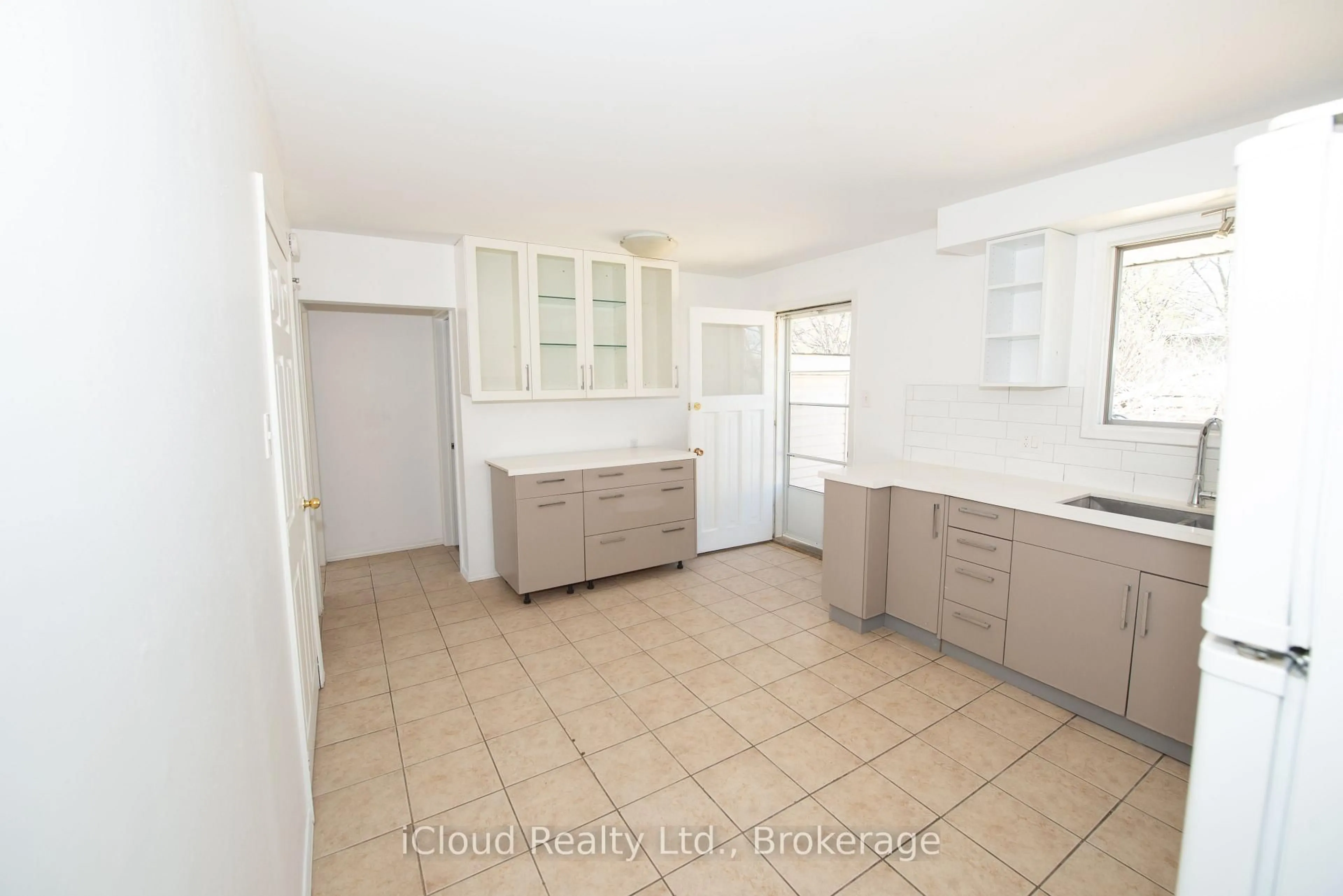 Standard kitchen, unknown for 536 Glen Forrest Blvd, Waterloo Ontario N2L 4J2
