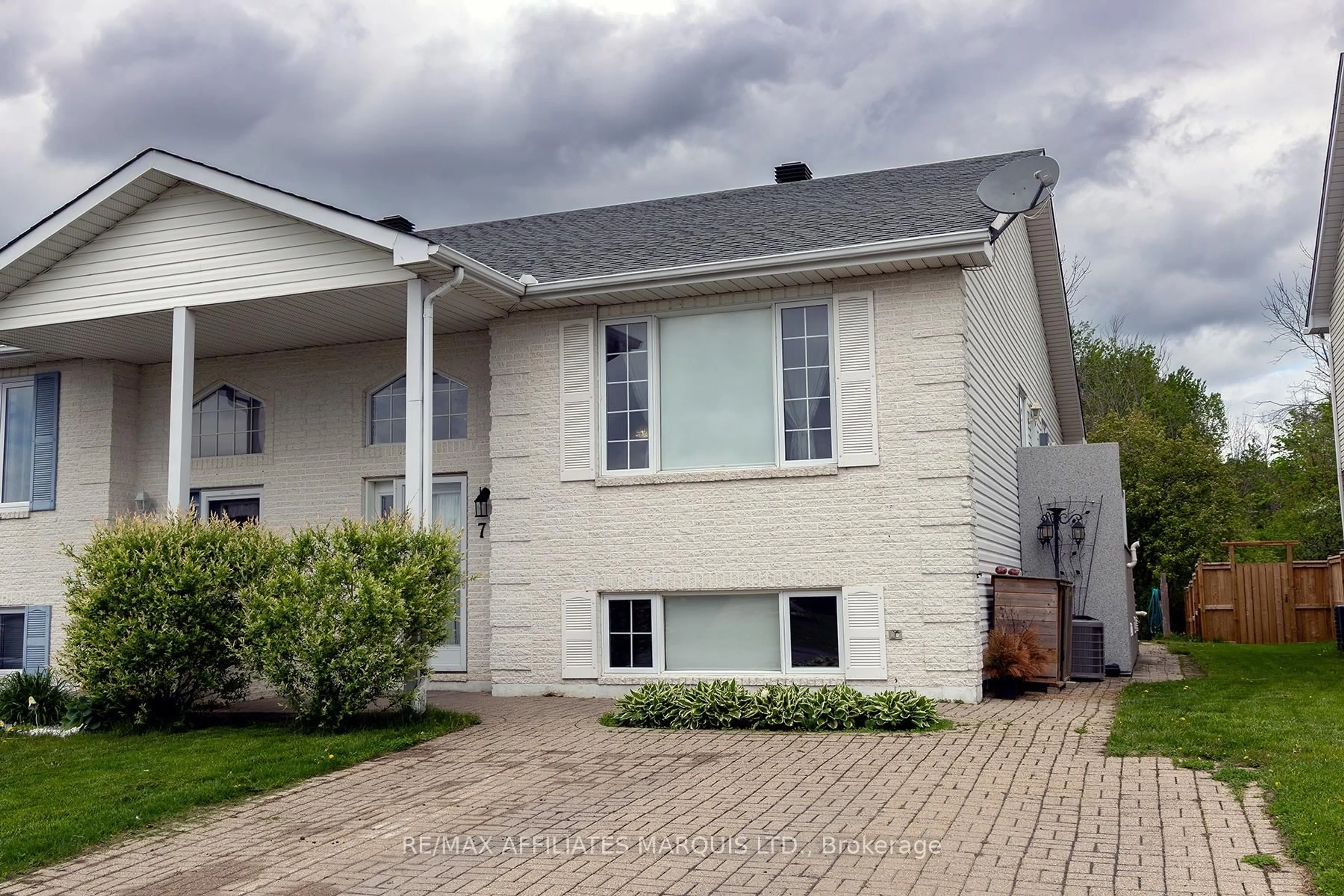 Home with vinyl exterior material, street for 76 Rowan Dr, South Dundas Ontario K0C 1X0