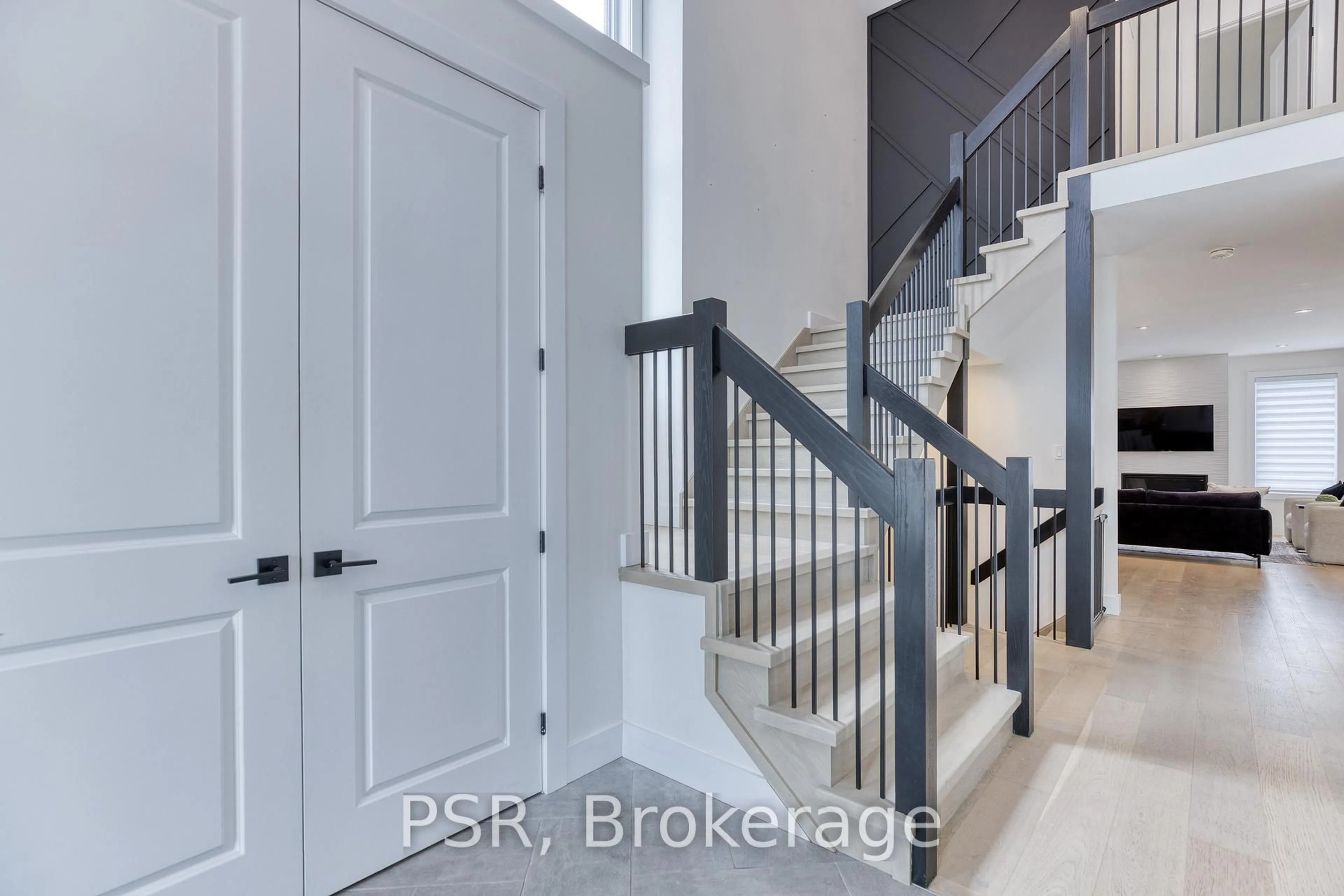 Indoor entryway for 577 Doonwoods Cres, Kitchener Ontario N2P 0E5