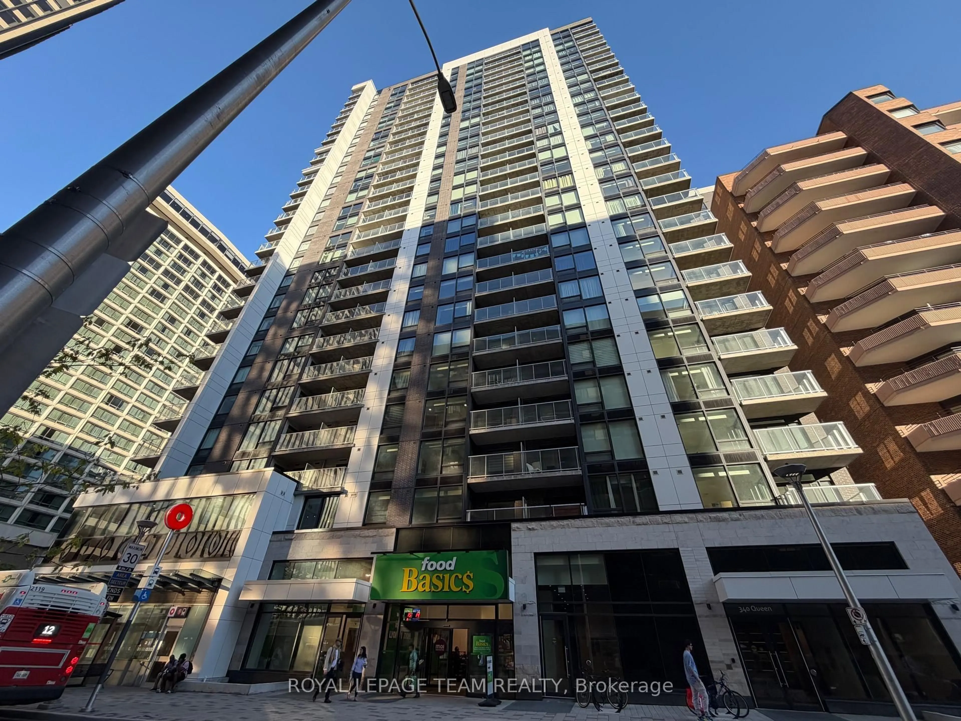 Indoor foyer for 340 Queen St #2402, Ottawa Ontario K1R 0G1