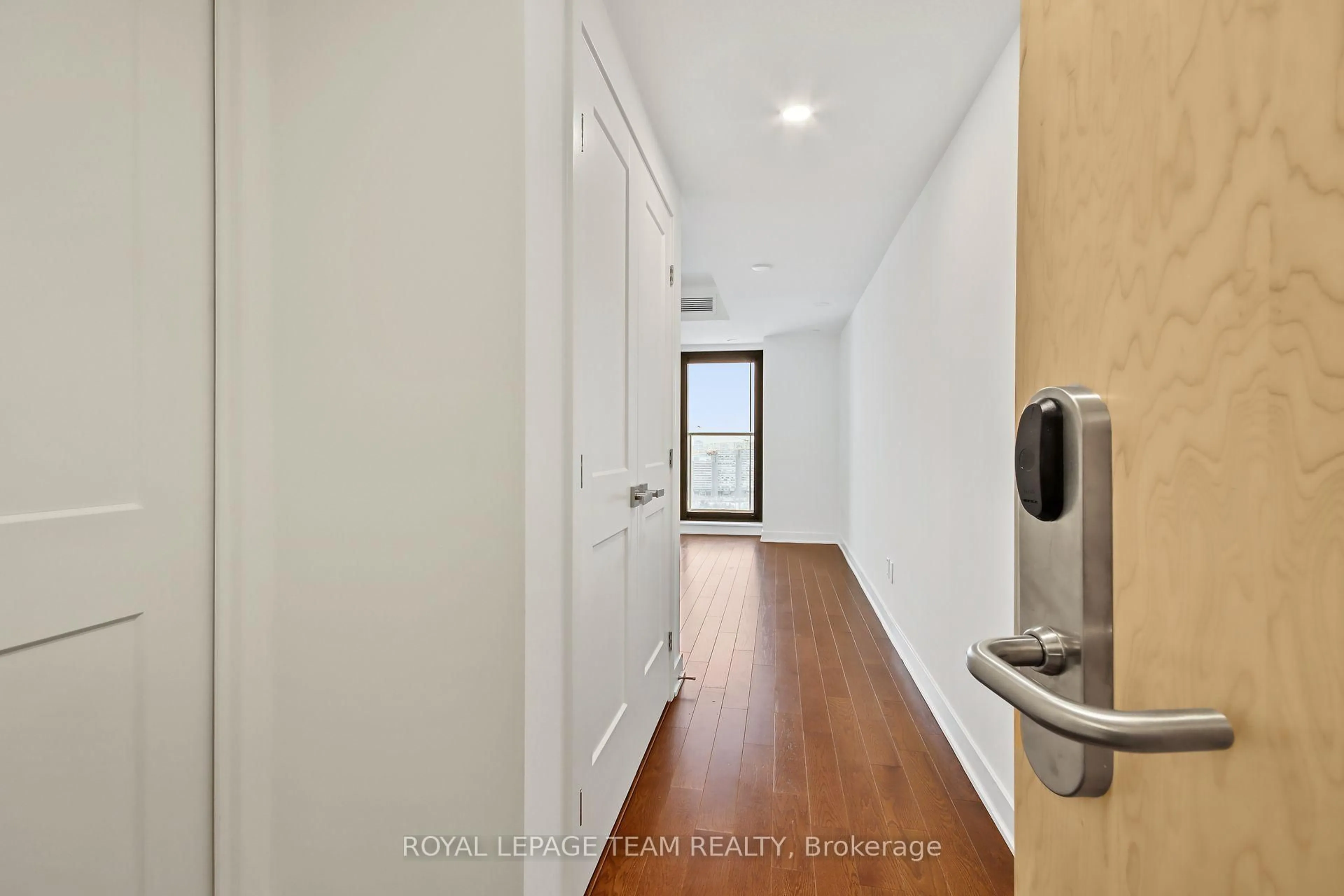 Indoor entryway for 340 Queen St #2402, Ottawa Ontario K1R 0G1