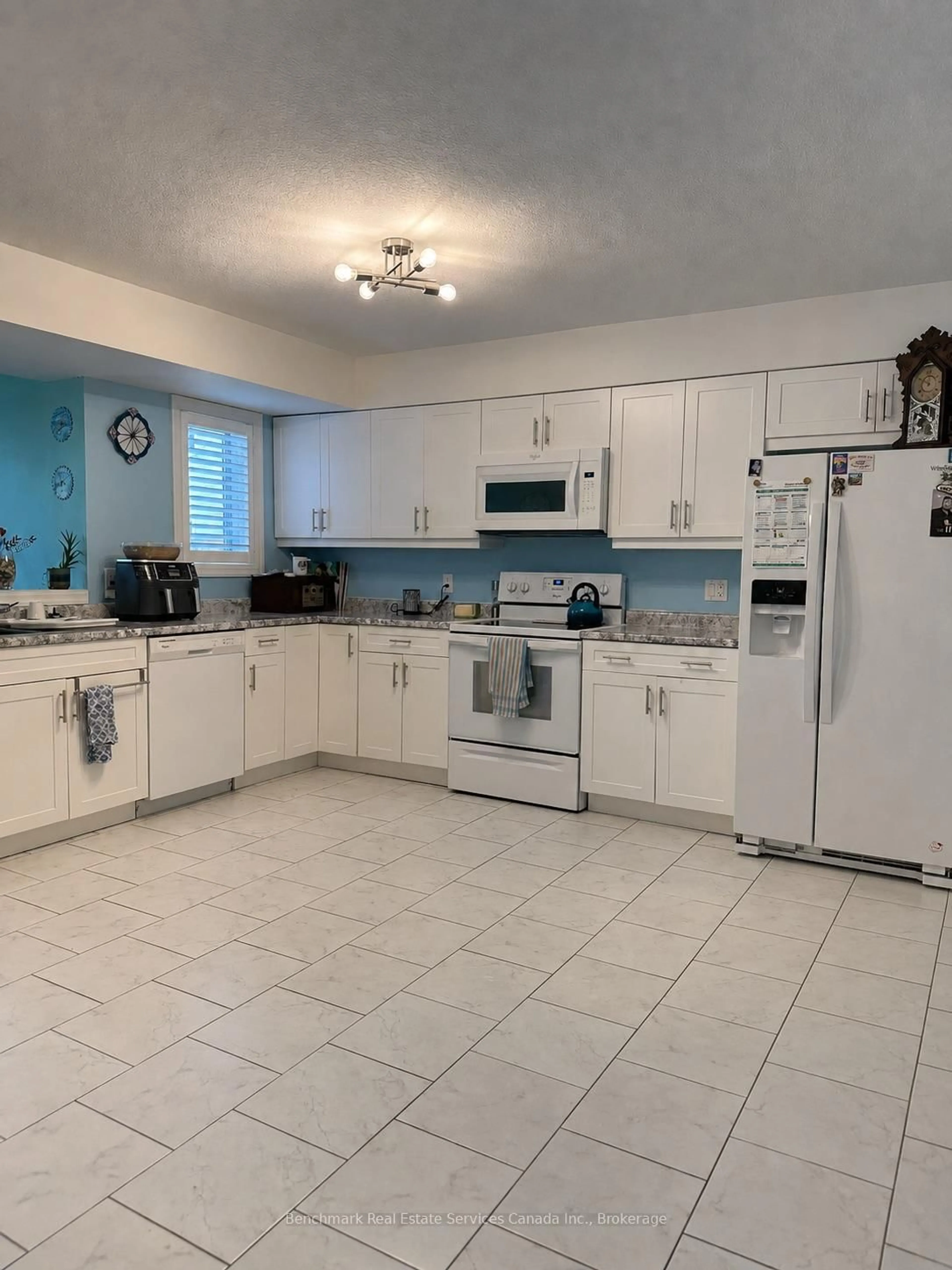 Standard kitchen, ceramic/tile floor for 39 LEESBORO Tr, Thames Centre Ontario N0M 2P0
